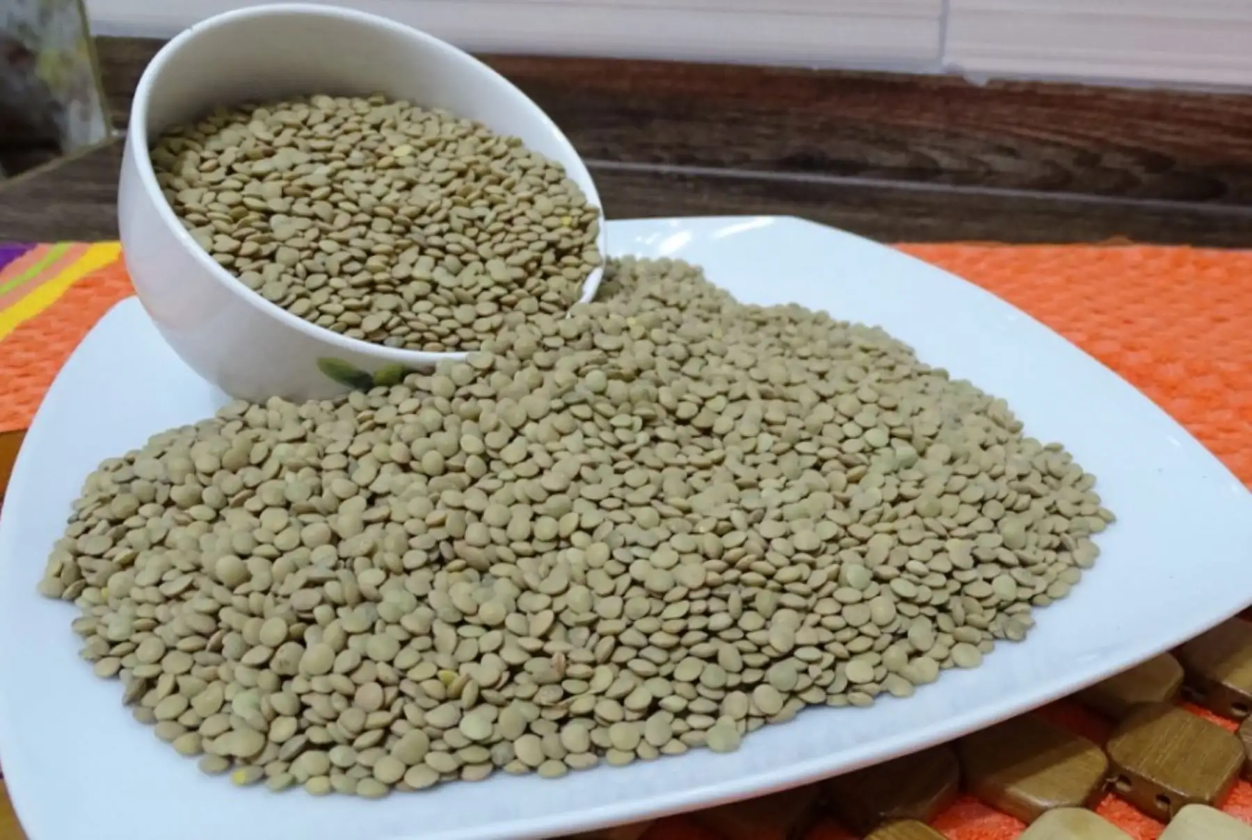La lenteja forma parte de la familia de las leguminosas y constituye uno de los cultivos más importantes y tradicionales del mundo. Es considerada un alimento funcional por su alta concentración de nutrientes saludables y proporciona fibra, hierro, folato, proteína, magnesio y zinc.