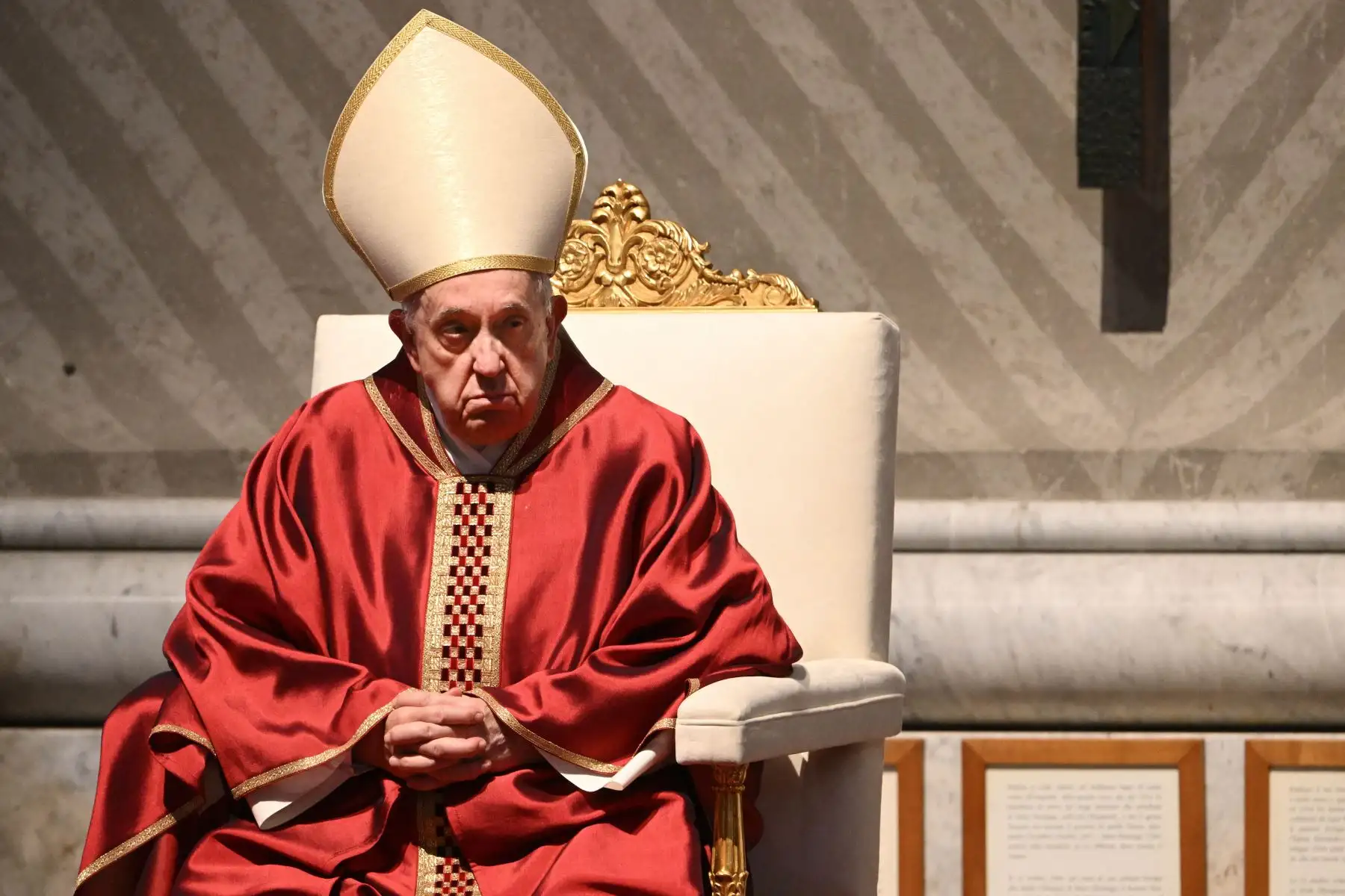 El Papa Francisco reza al comienzo de la Liturgia de la Pasión del Señor el Viernes Santo, en la Basílica de San Pedro en el Vaticano. Foto: AFP