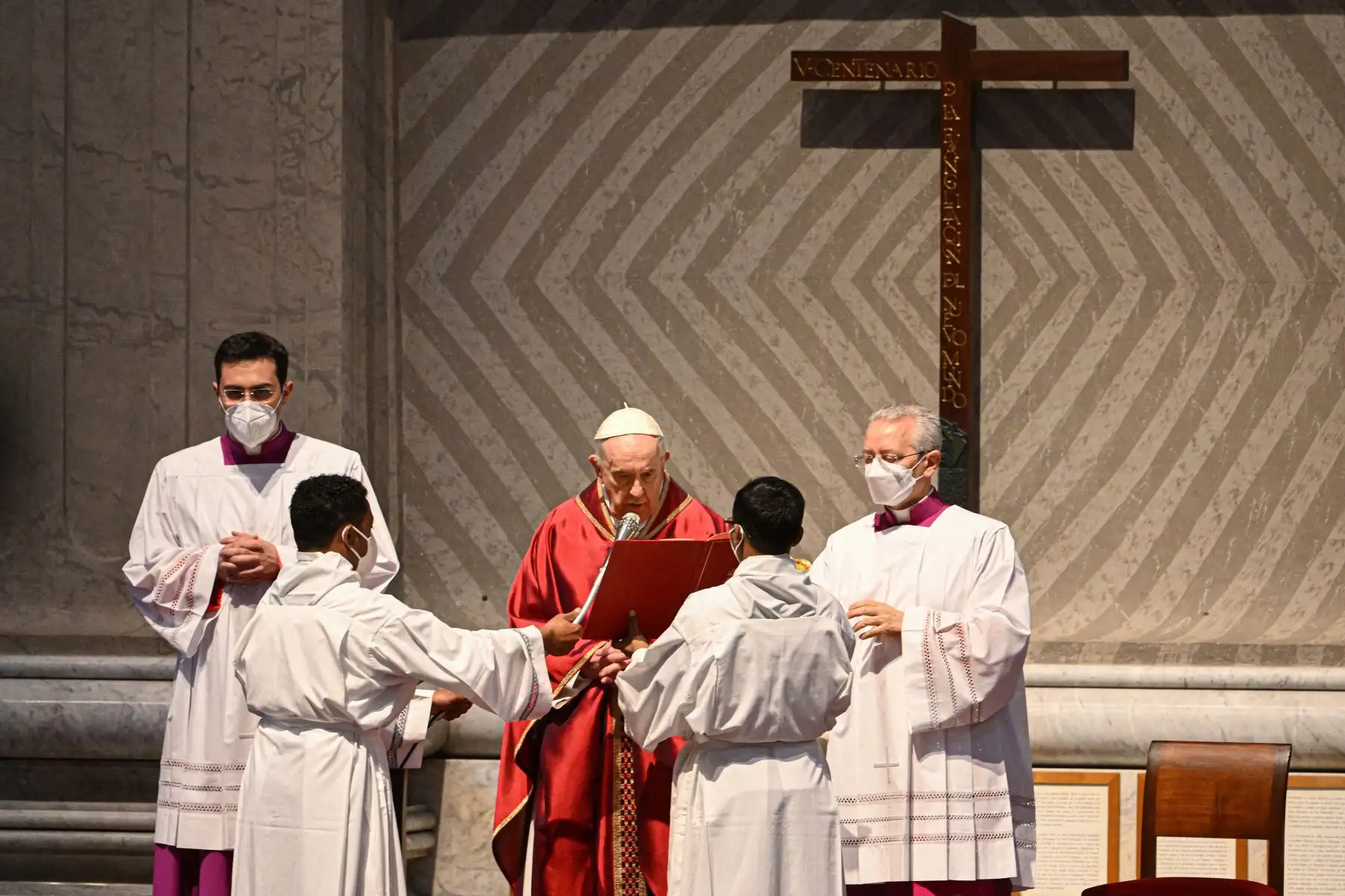 El Papa Francisco reza al comienzo de la Liturgia de la Pasión del Señor el Viernes Santo, en la Basílica de San Pedro en el Vaticano. Foto: AFP