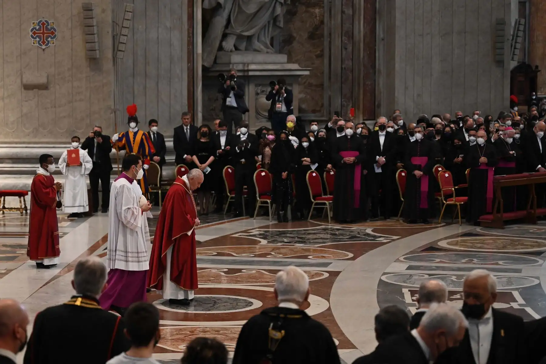 El Papa Francisco reza al comienzo de la Liturgia de la Pasión del Señor el Viernes Santo, en la Basílica de San Pedro en el Vaticano. Foto: AFP