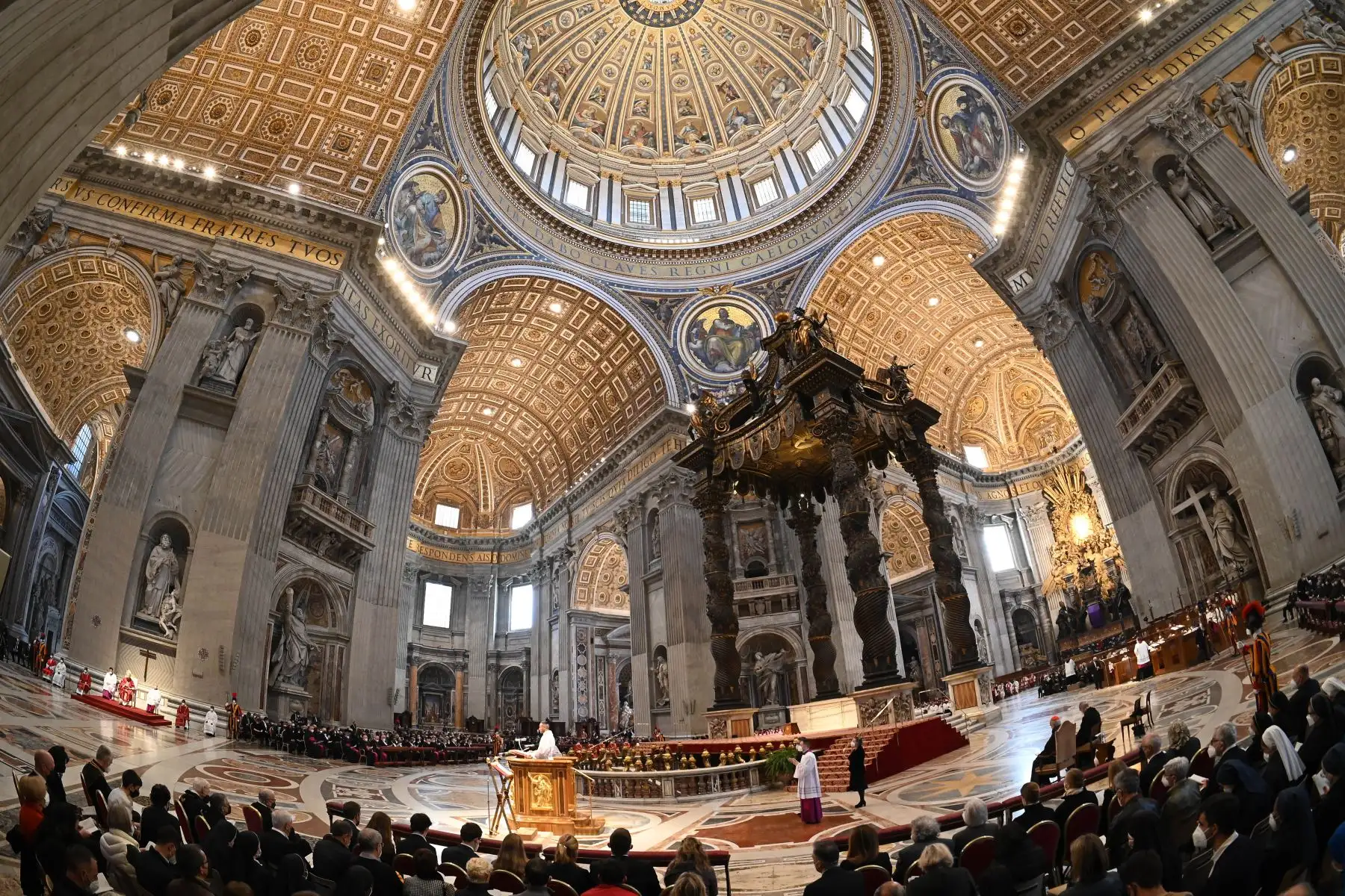 Liturgia de la Pasión del Señor el Viernes Santo, en la Basílica de San Pedro en el Vaticano. Foto: AFP