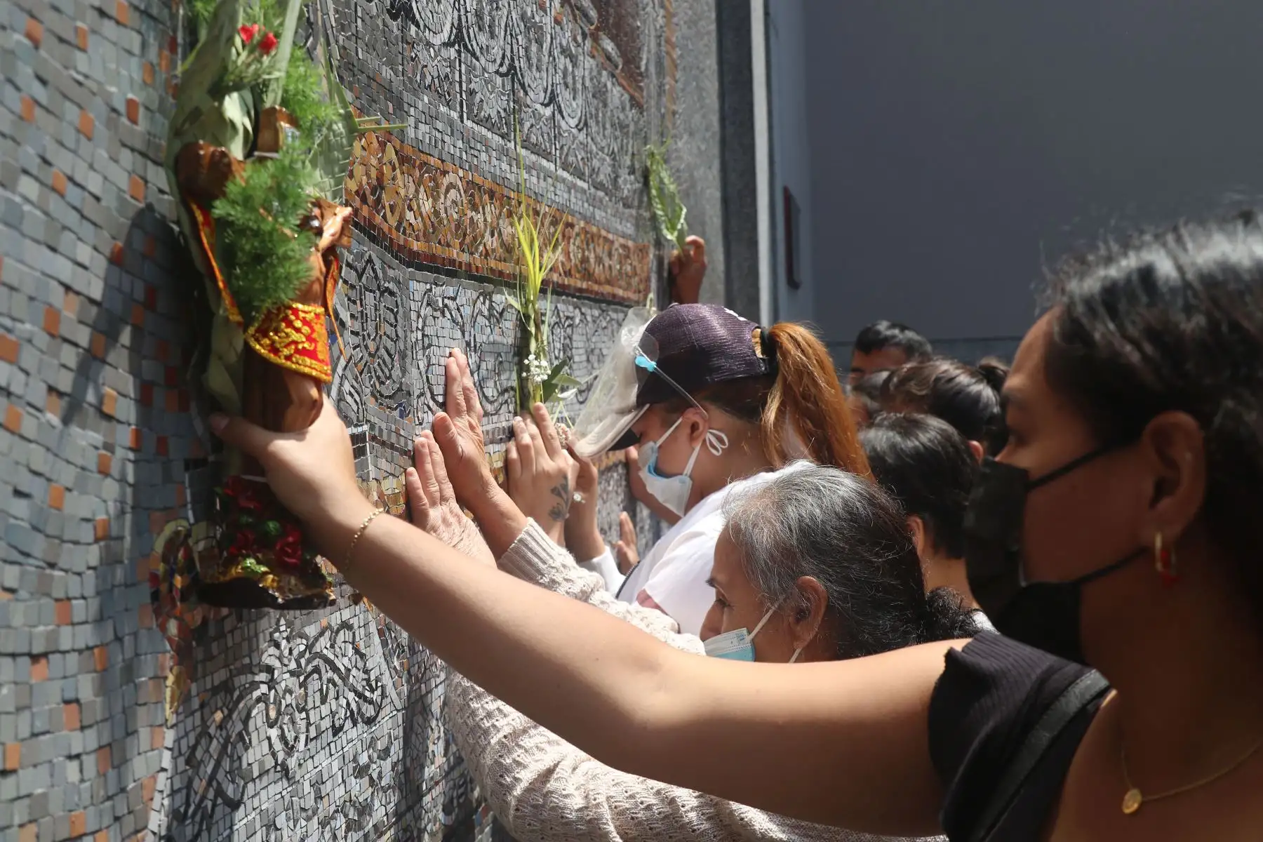 Familias limeñas acuden a la Iglesia  Las Nazarenas como parte de las actividades por la Semana  Santa Santa.
Foto: ANDINA/Eddy Ramos