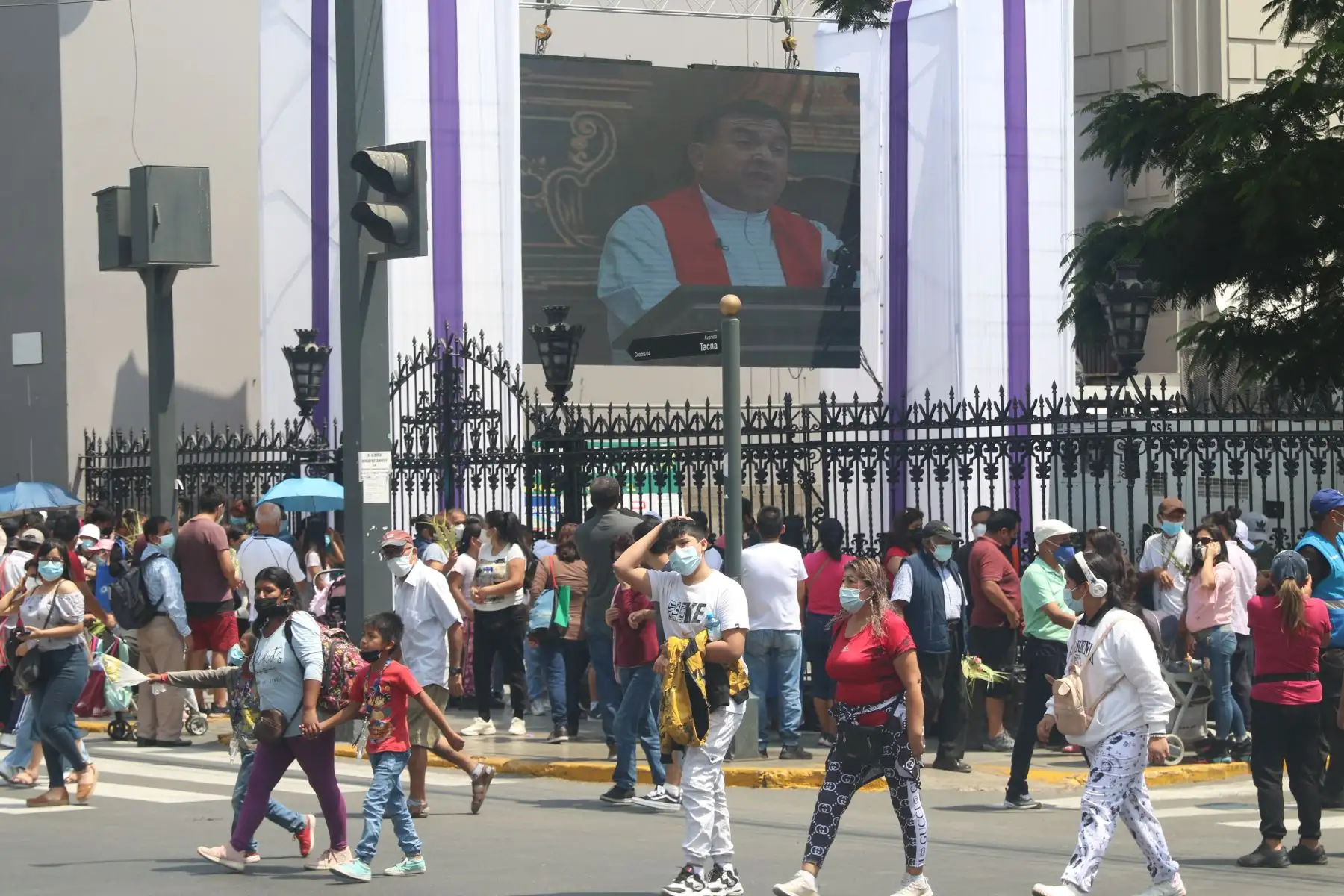 Familias limeñas acuden a la Iglesia  Las Nazarenas como parte de las actividades por la Semana  Santa Santa.
Foto: ANDINA/Eddy Ramos