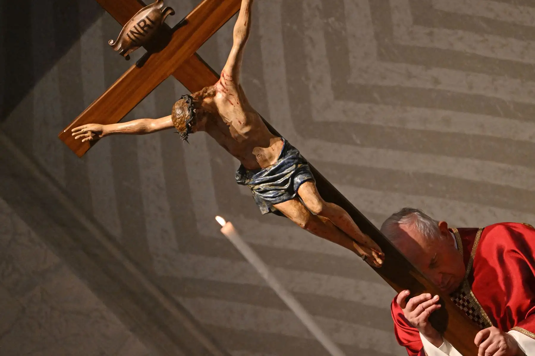El Papa Francisco sostiene el Crucifijo de San Marcello durante la adoración de la Santa Cruz, mientras preside la Liturgia de la Pasión del Señor el Viernes Santo en la Basílica de San Pedro en el Vaticano. Foto: AFP