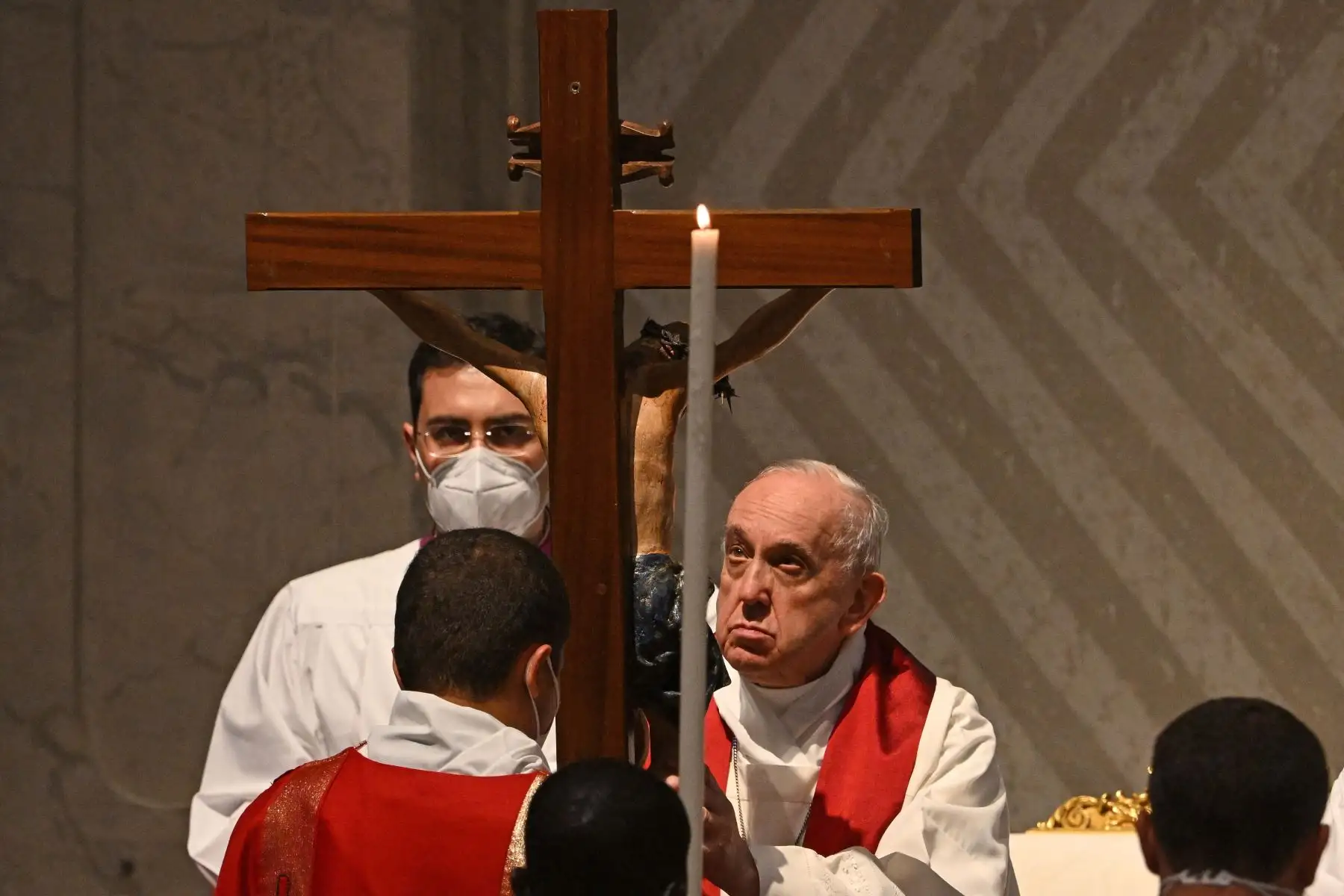 El Papa Francisco ante el Crucifijo de San Marcello durante la adoración de la Santa Cruz, mientras el Papa preside la Liturgia de la Pasión del Señor el Viernes Santo, en la Basílica de San Pedro en el Vaticano. Foto: AFP
