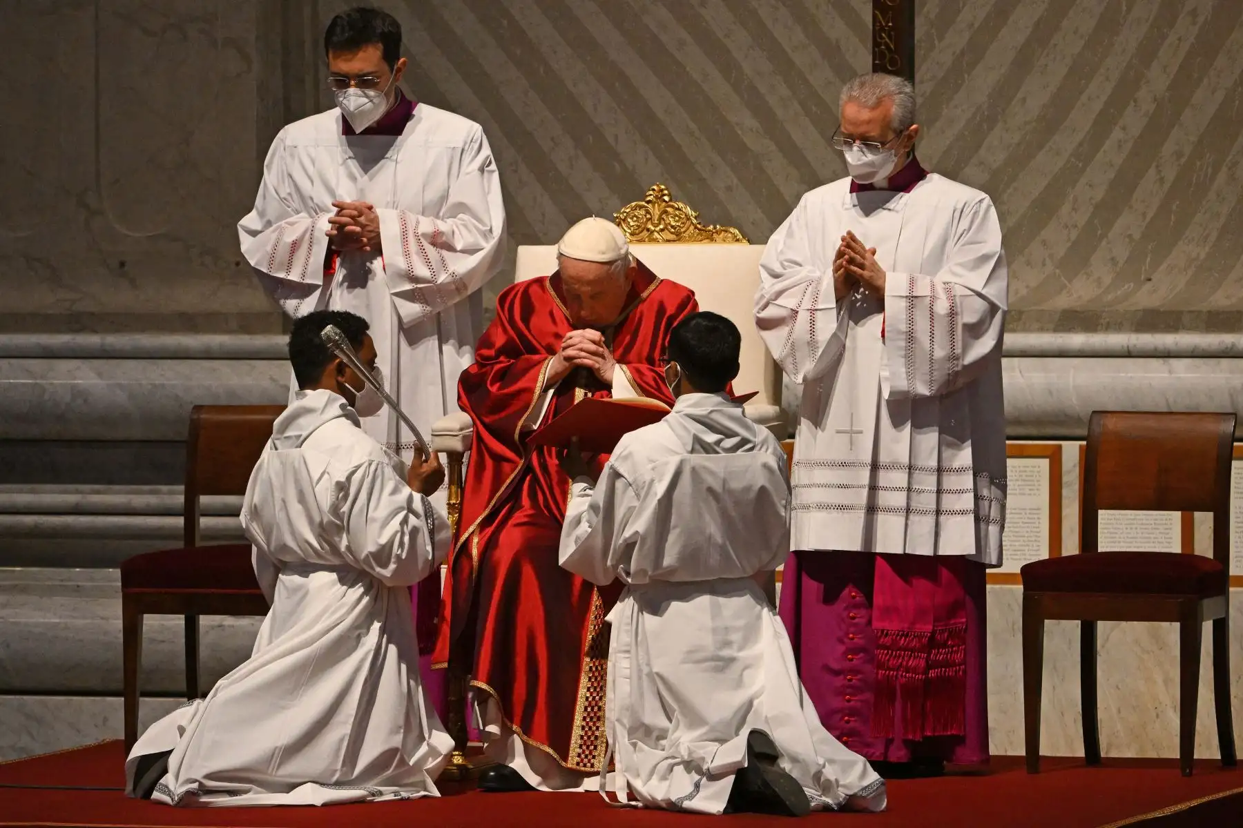 El Papa Francisco preside la Liturgia de la Pasión del Señor el Viernes Santo, en la Basílica de San Pedro en el Vaticano. Foto: AFP