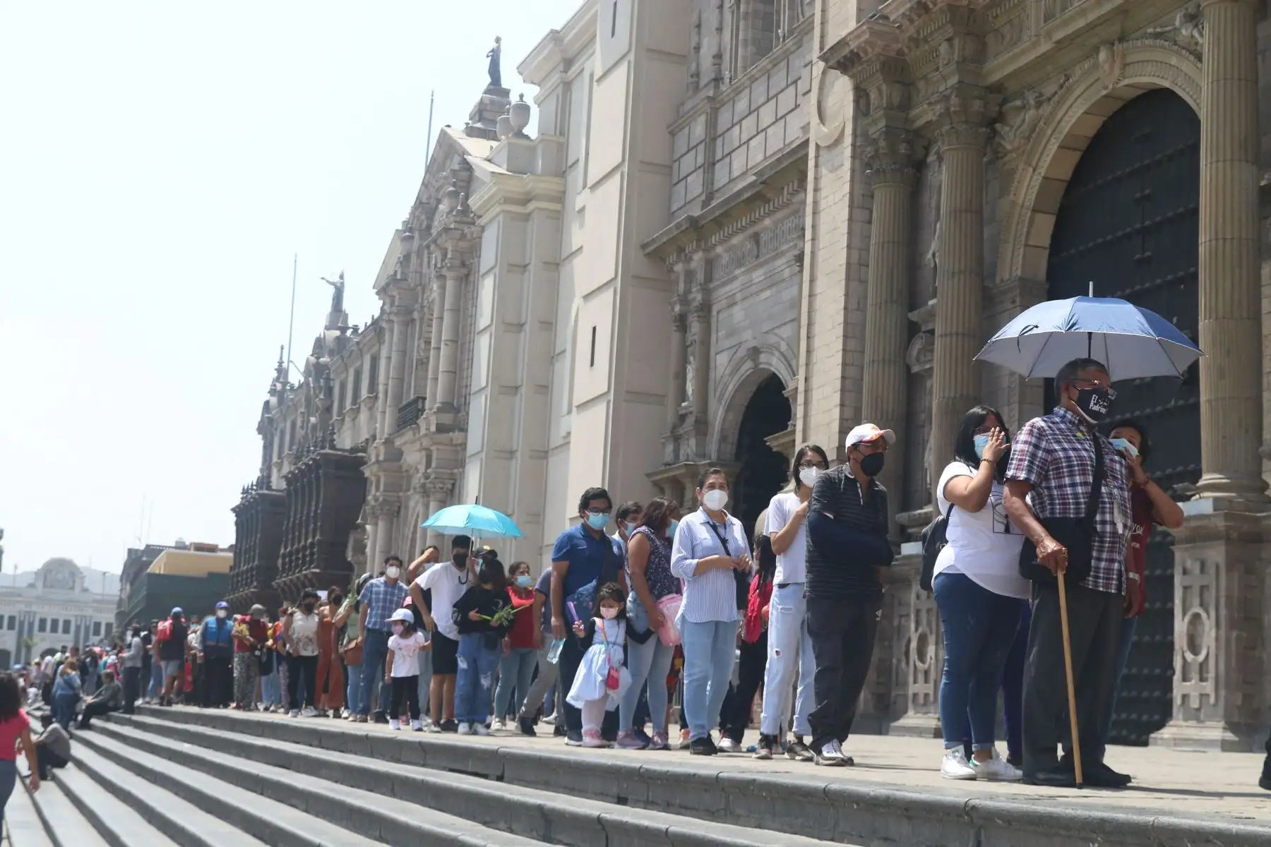 Miles de fieles recorren las iglesias del Centro de Lima como parte de las actividades del Vierne Santo.
Una de las iglesias más visitadas, es la Catedral de Lima.
Foto: ANDINA/ Eddy Ramos