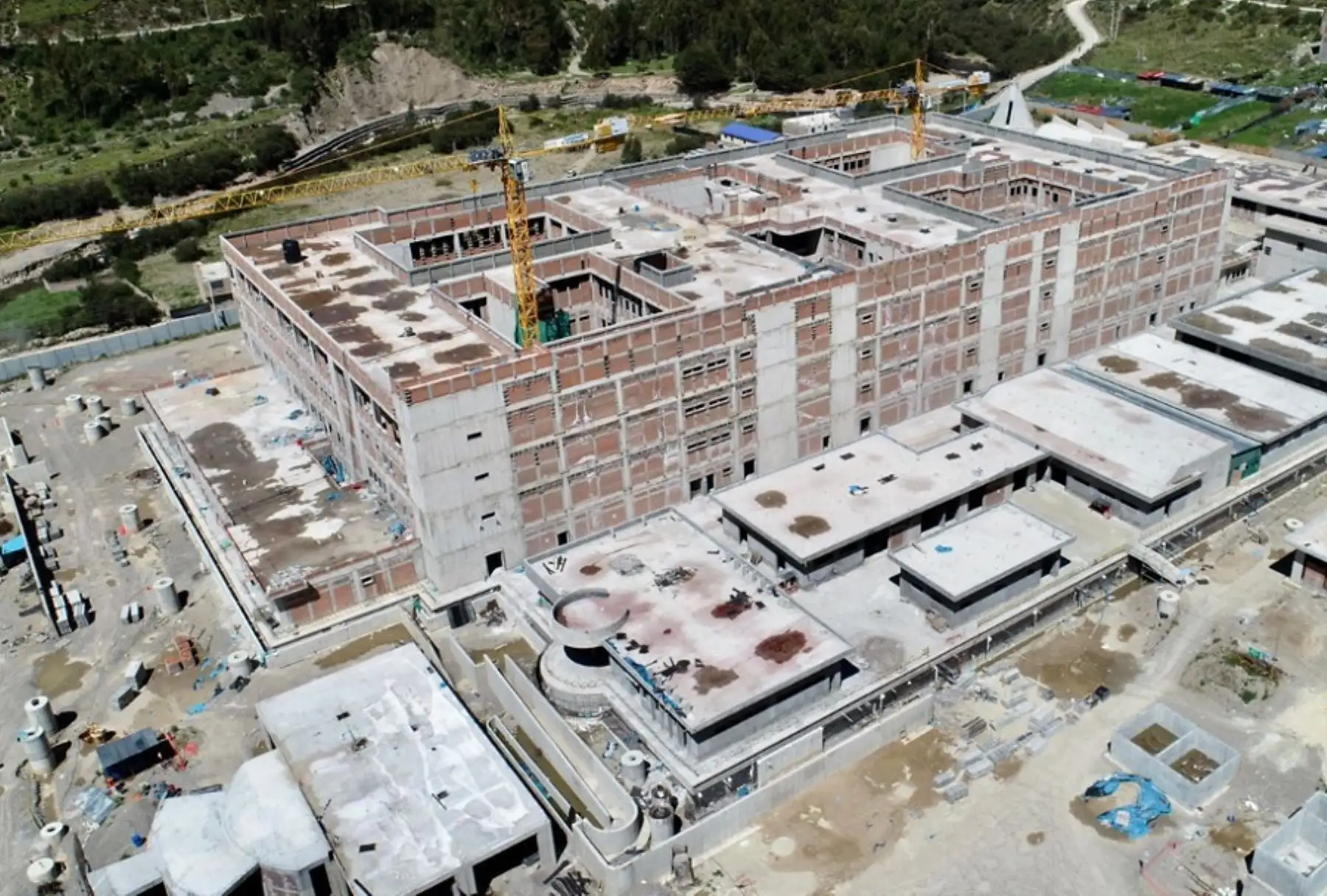 El coordinador general del Programa Nacional de Inversiones en Salud (Pronis), Carlos Cantorín Camayo, junto con el equipo técnico, llegó a la región de Huancavelica para inspeccionar las obras del hospital Zacarías Correa Valdivia, ubicado en el distrito de Ascensión.