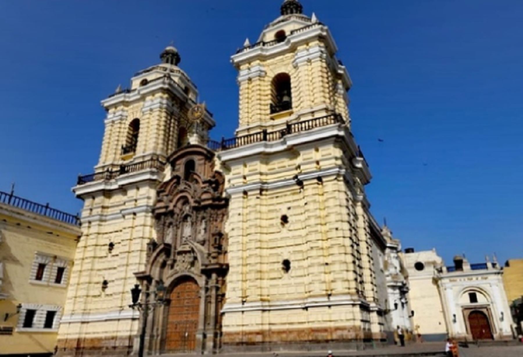 La Iglesia San Francisco de Asís, ubicada en el Centro Histórico de Lima, es una de las propiedades inmueble eclesiásticas de notable antigüedad y más representativas inscritas en la Superintendencia Nacional de los Registros Públicos
