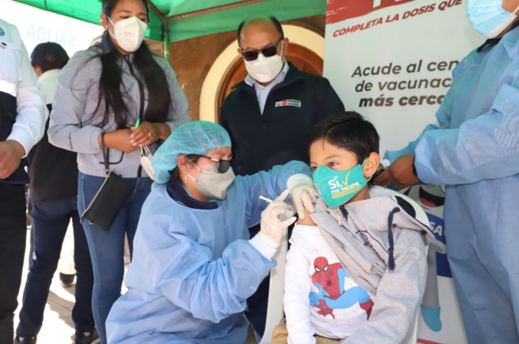 En la región Huancavelica estuvo presente el viceministro de Prestaciones y Aseguramiento en Salud, Augusto Tarazona supervisando el proceso de vacunación para lograr que las personas completen su esquema de inmunización contra la covid-19.