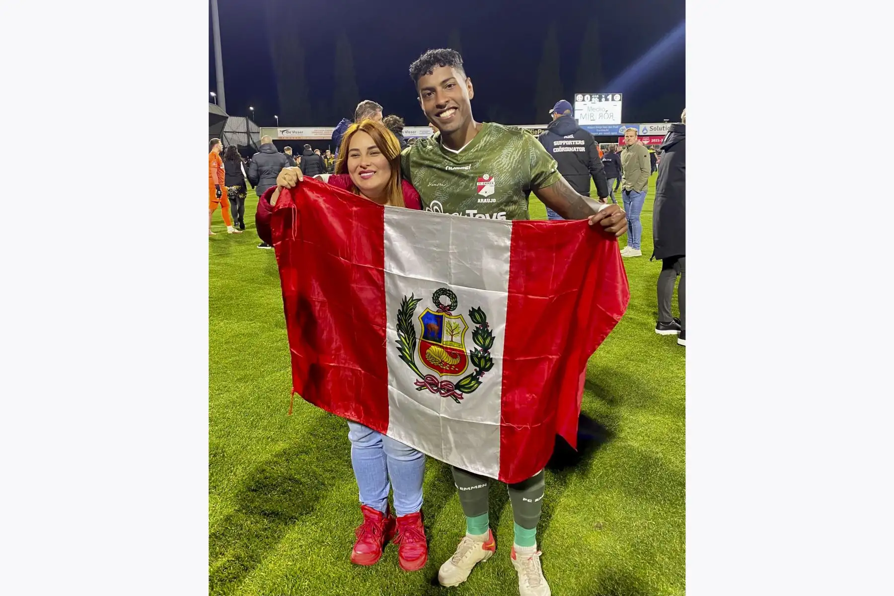 El central peruano del FC Emmen, de Miguel Araujo, celebra el ascenso a la Primera División con la bandera peruana. 
Foto: ANDINA/Twitter