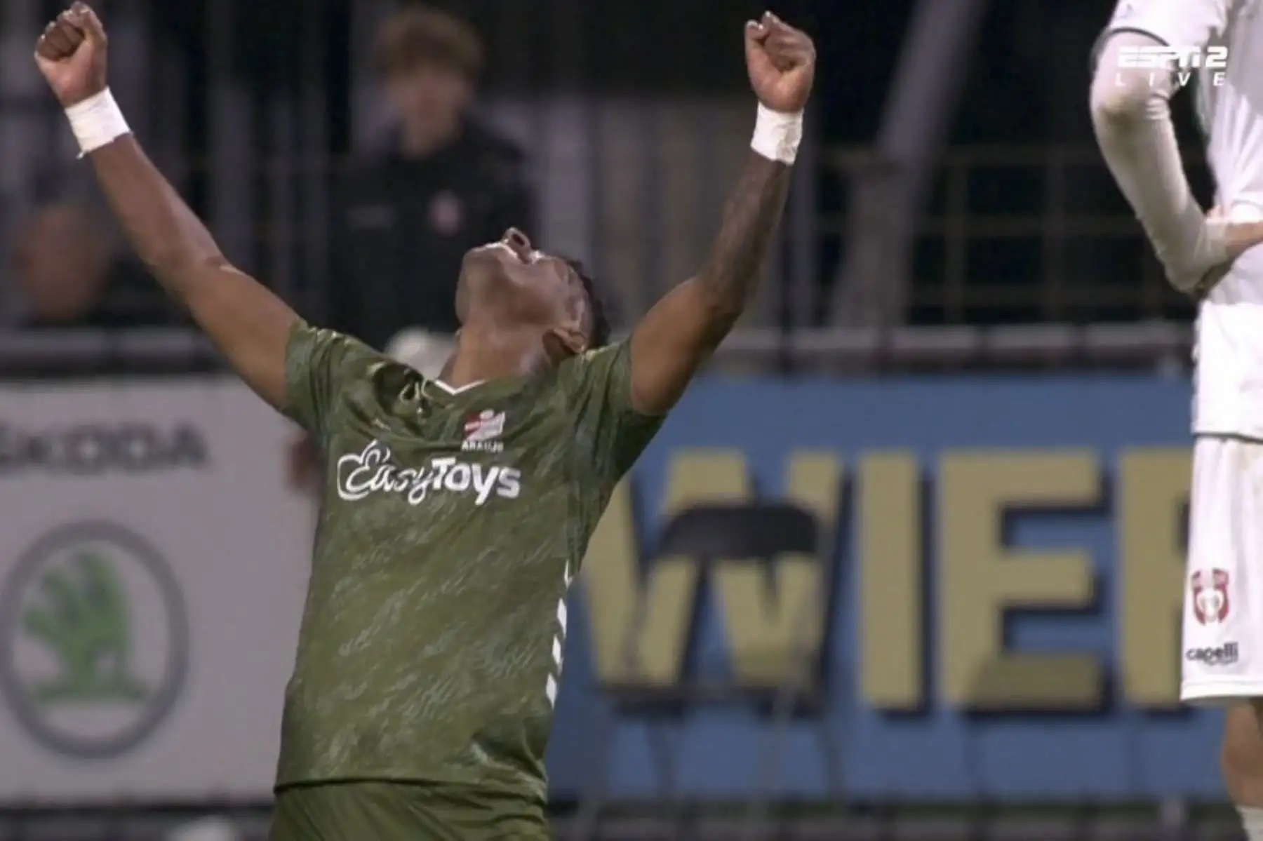 El central peruano Miguel Araujo, al finalizar el encuentro en el que FC Emmen venció por 1-0 al Dordrecht y aseguró un cupo en la Eredivisie a falta de tres fechas del fin del campeonato de segunda.
Foto: ANDINA/Twitter