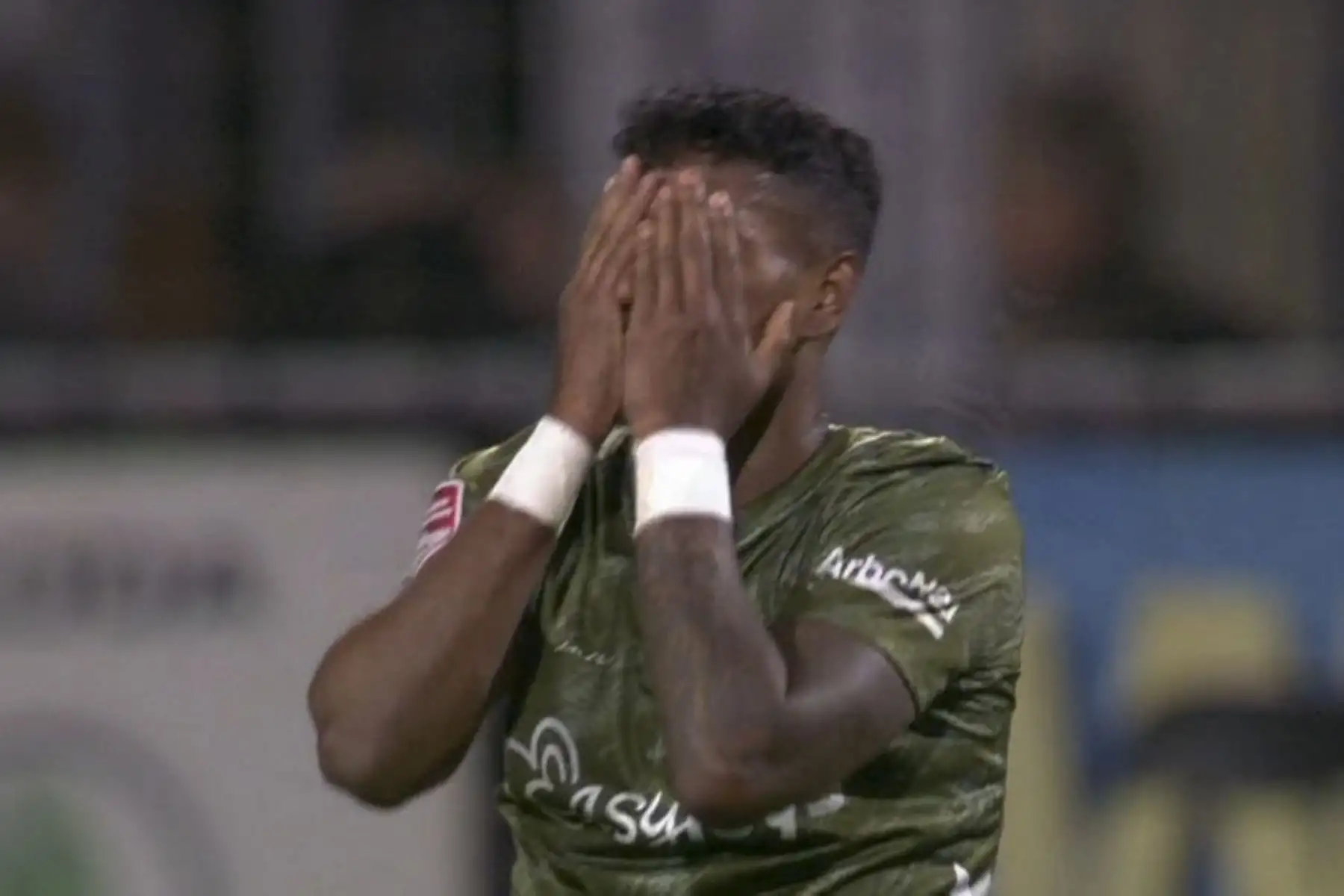 El central peruano Miguel Araujo, al finalizar el encuentro en el que FC Emmen venció por 1-0 al Dordrecht y aseguró un cupo en la Eredivisie a falta de tres fechas del fin del campeonato de segunda.
Foto: ANDINA/Twitter