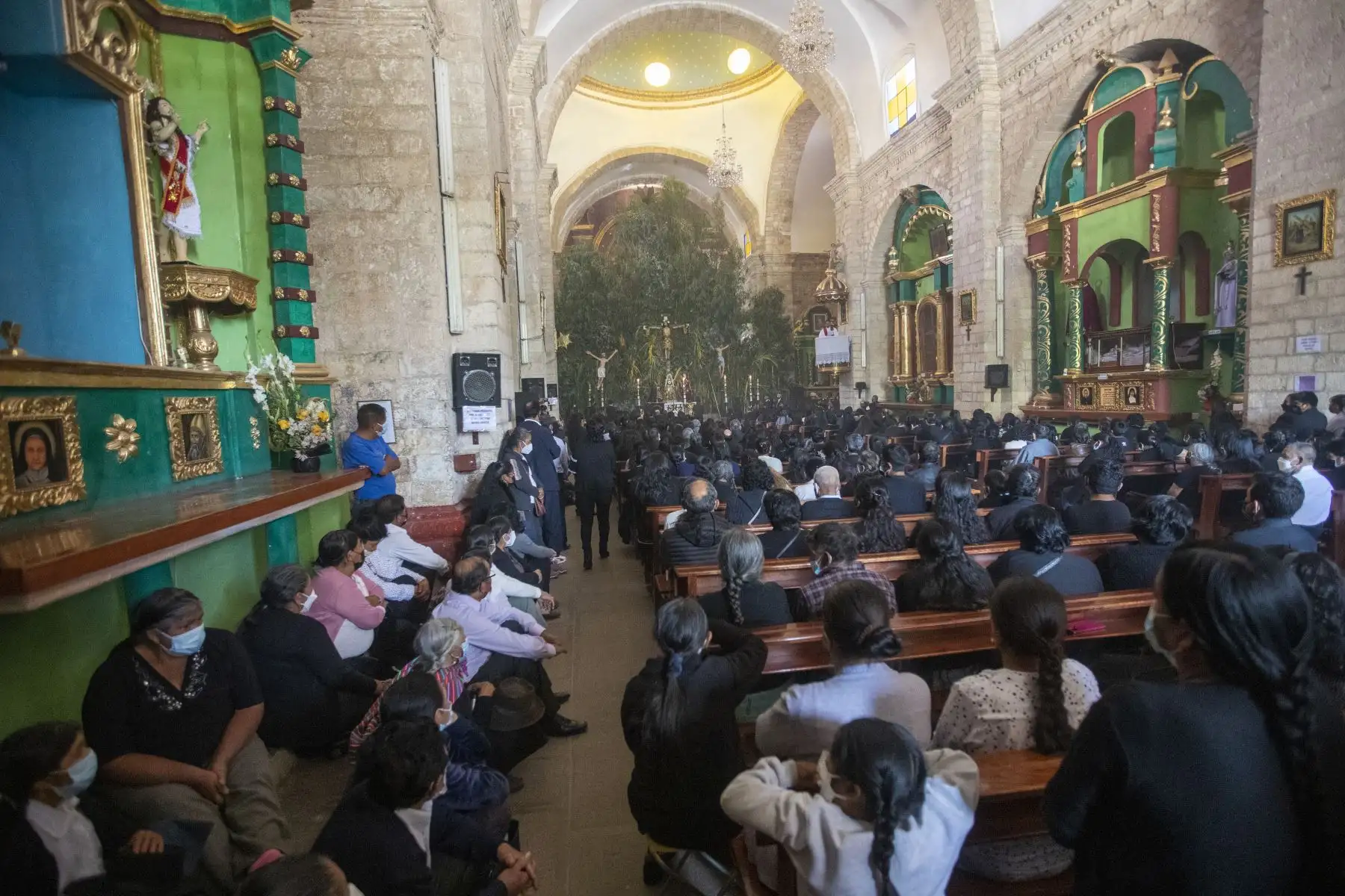 Huanta celebró esta tradicional misa con una escenografía de árboles naturales y un Cristo que agacha la cabeza exactamente a la hora de su muerte, a las 3pm, además de un coro en quechua y muchos fieles y devotos que asistieron a la ceremonia vestidos de negro. Foto: ANDINA/Carla Patiño