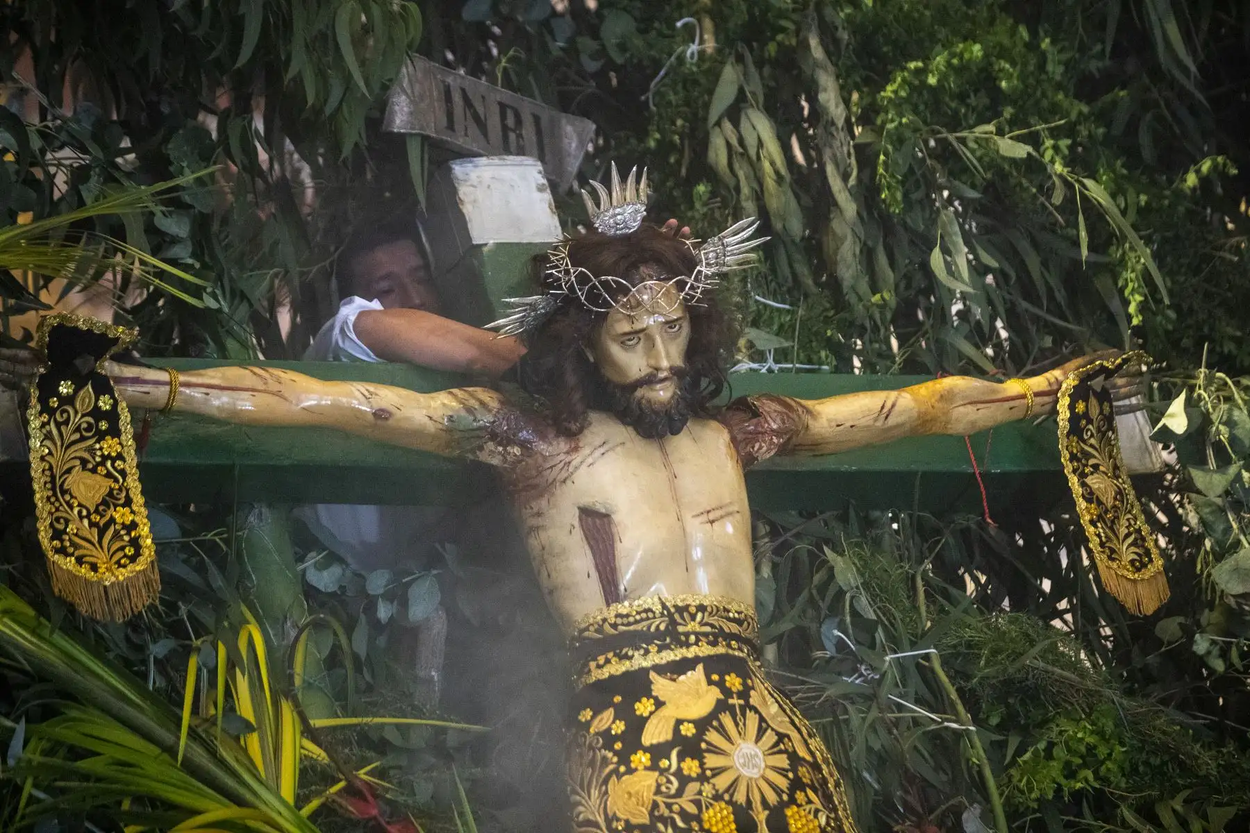 Huanta celebró esta tradicional misa con una escenografía de árboles naturales y un Cristo que agacha la cabeza exactamente a la hora de su muerte, a las 3pm, además de un coro en quechua y muchos fieles y devotos que asistieron a la ceremonia vestidos de negro. Foto: ANDINA/Carla Patiño