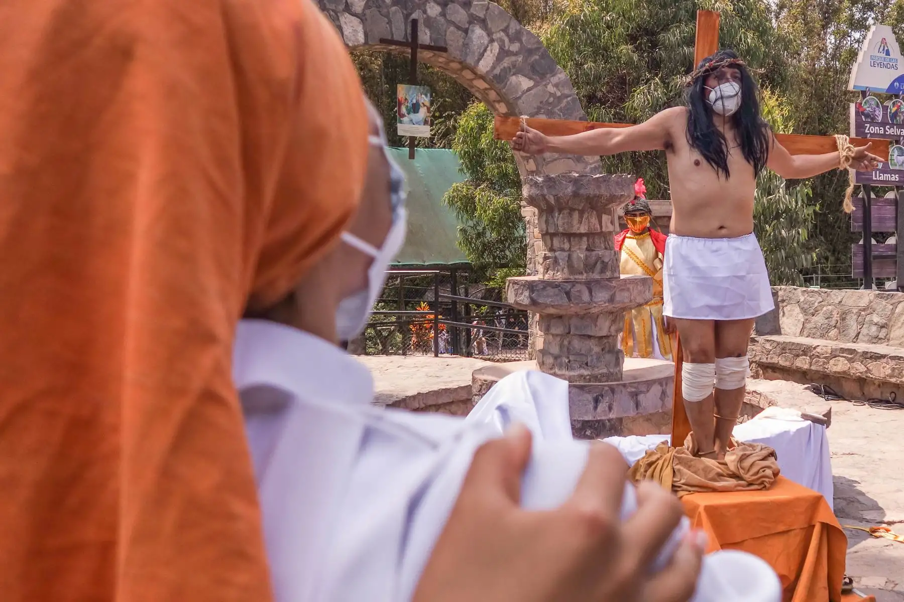 En el marco de las celebraciones por la Semana Santa, el Parque de las Leyendas de Lima realizó escenificación del vía crucis, los visitantes pudieron seguir el recorrido de Jesús por las 14 estaciones, desde el Patio Central hasta la zona Sierra del recinto.
Foto: ANDINA/ Valery Díaz