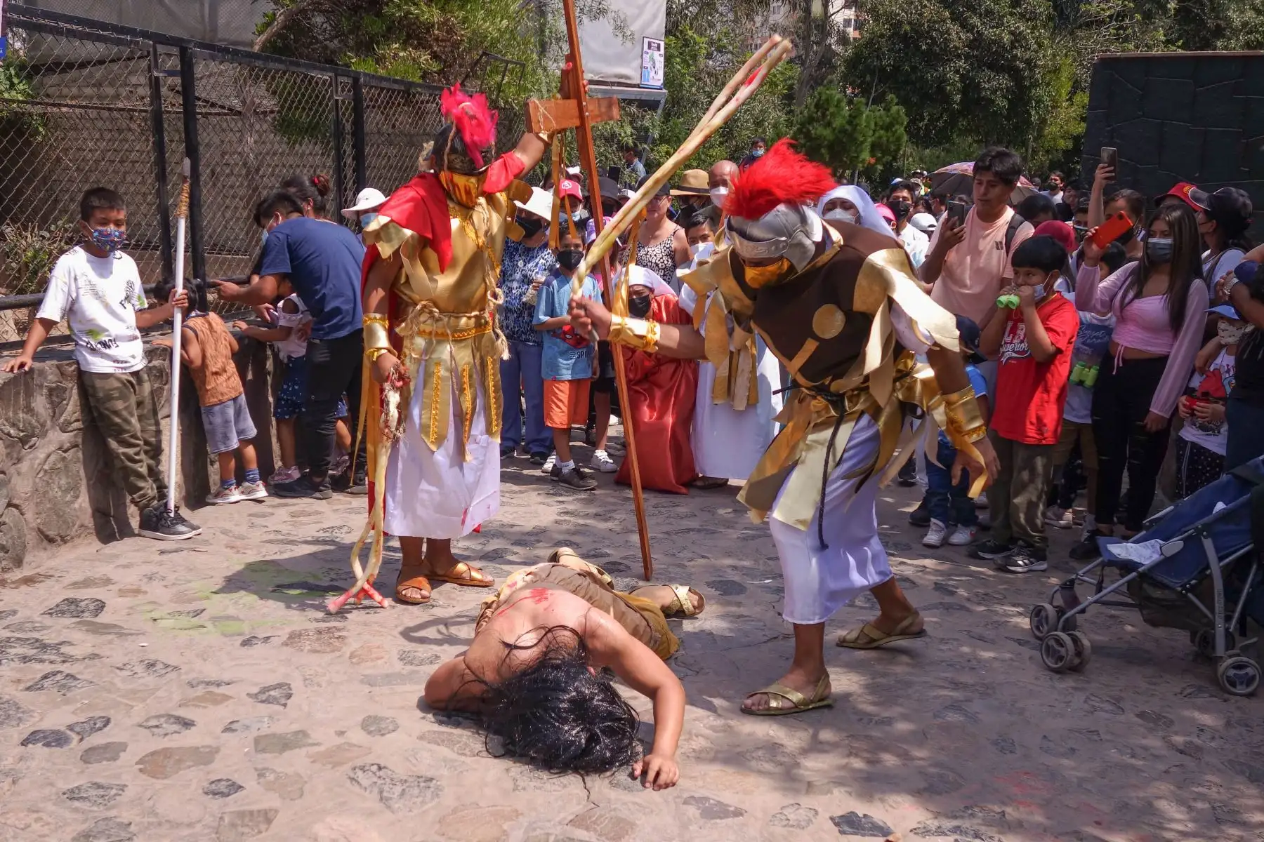 En el marco de las celebraciones por la Semana Santa, el Parque de las Leyendas de Lima realizó escenificación del vía crucis, los visitantes pudieron seguir el recorrido de Jesús por las 14 estaciones, desde el Patio Central hasta la zona Sierra del recinto.
Foto: ANDINA/ Valery Díaz