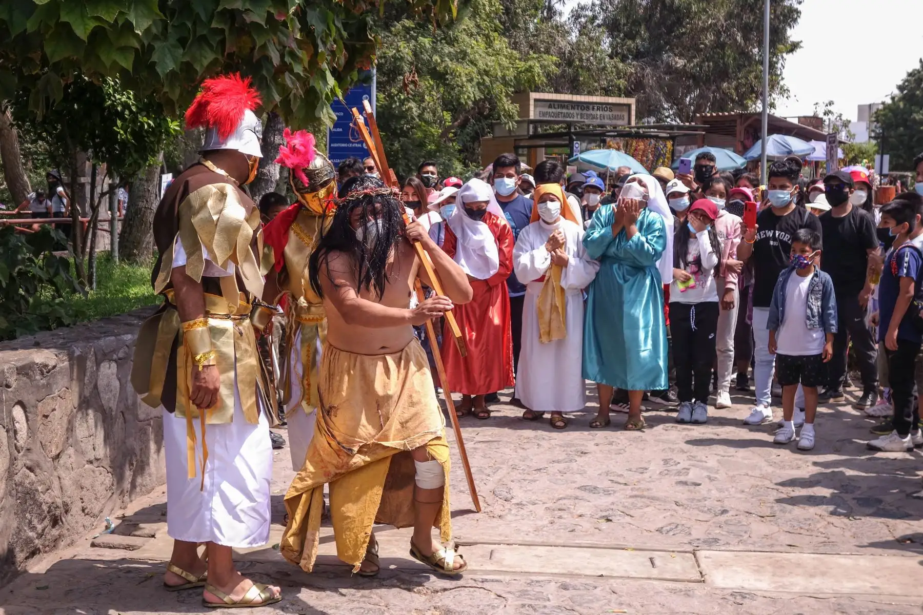 En el marco de las celebraciones por la Semana Santa, el Parque de las Leyendas de Lima realizó escenificación del vía crucis, los visitantes pudieron seguir el recorrido de Jesús por las 14 estaciones, desde el Patio Central hasta la zona Sierra del recinto.
Foto: ANDINA/ Valery Díaz