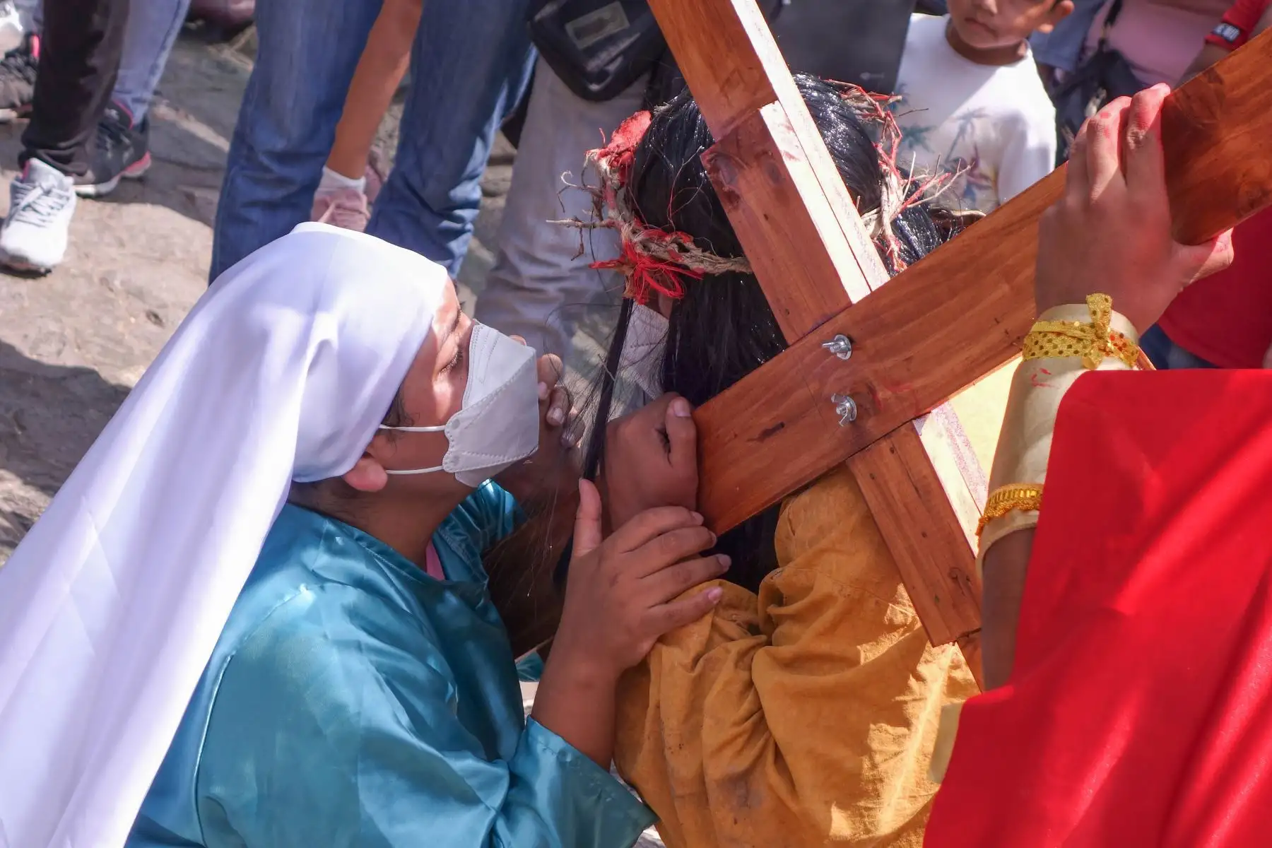 En el marco de las celebraciones por la Semana Santa, el Parque de las Leyendas de Lima realizó escenificación del vía crucis, los visitantes pudieron seguir el recorrido de Jesús por las 14 estaciones, desde el Patio Central hasta la zona Sierra del recinto.
Foto: ANDINA/ Valery Díaz