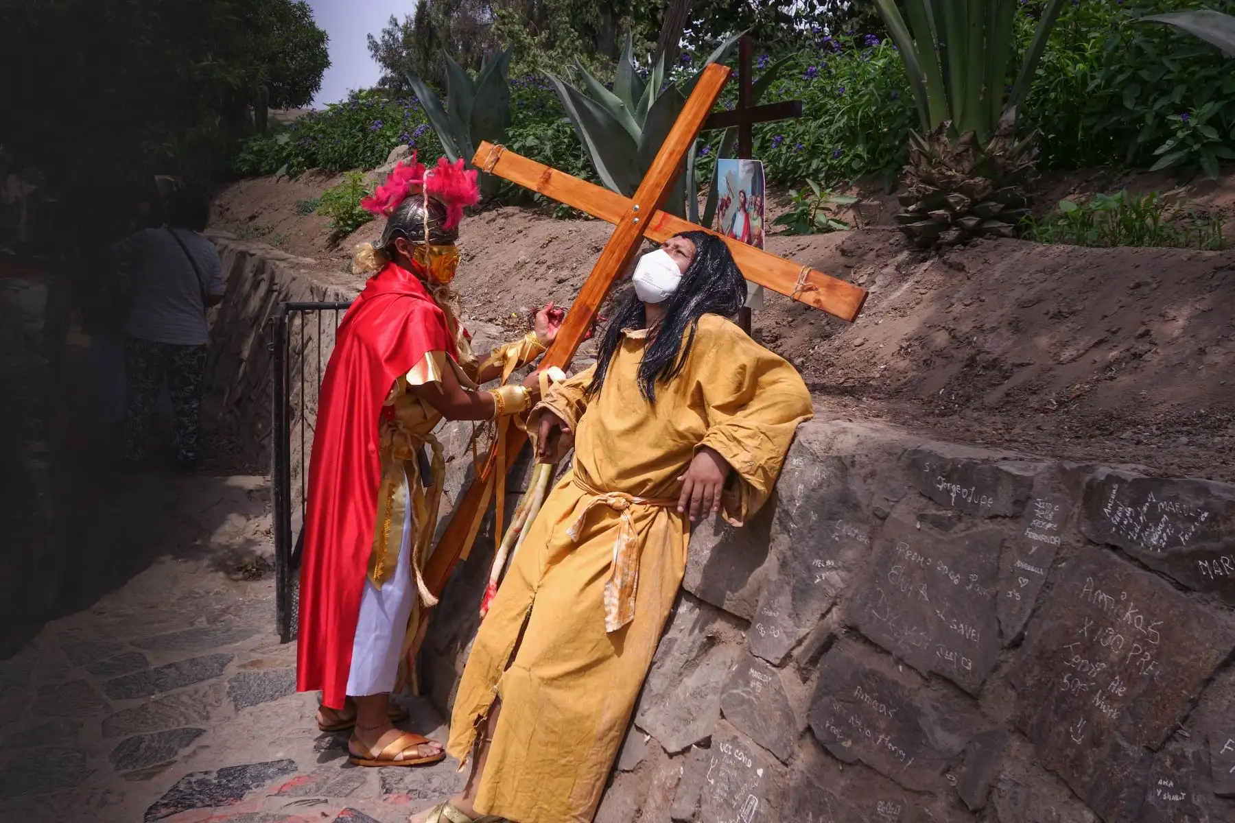 En el marco de las celebraciones por la Semana Santa, el Parque de las Leyendas de Lima realizó escenificación del vía crucis, los visitantes pudieron seguir el recorrido de Jesús por las 14 estaciones, desde el Patio Central hasta la zona Sierra del recinto.
Foto: ANDINA/ Valery Díaz