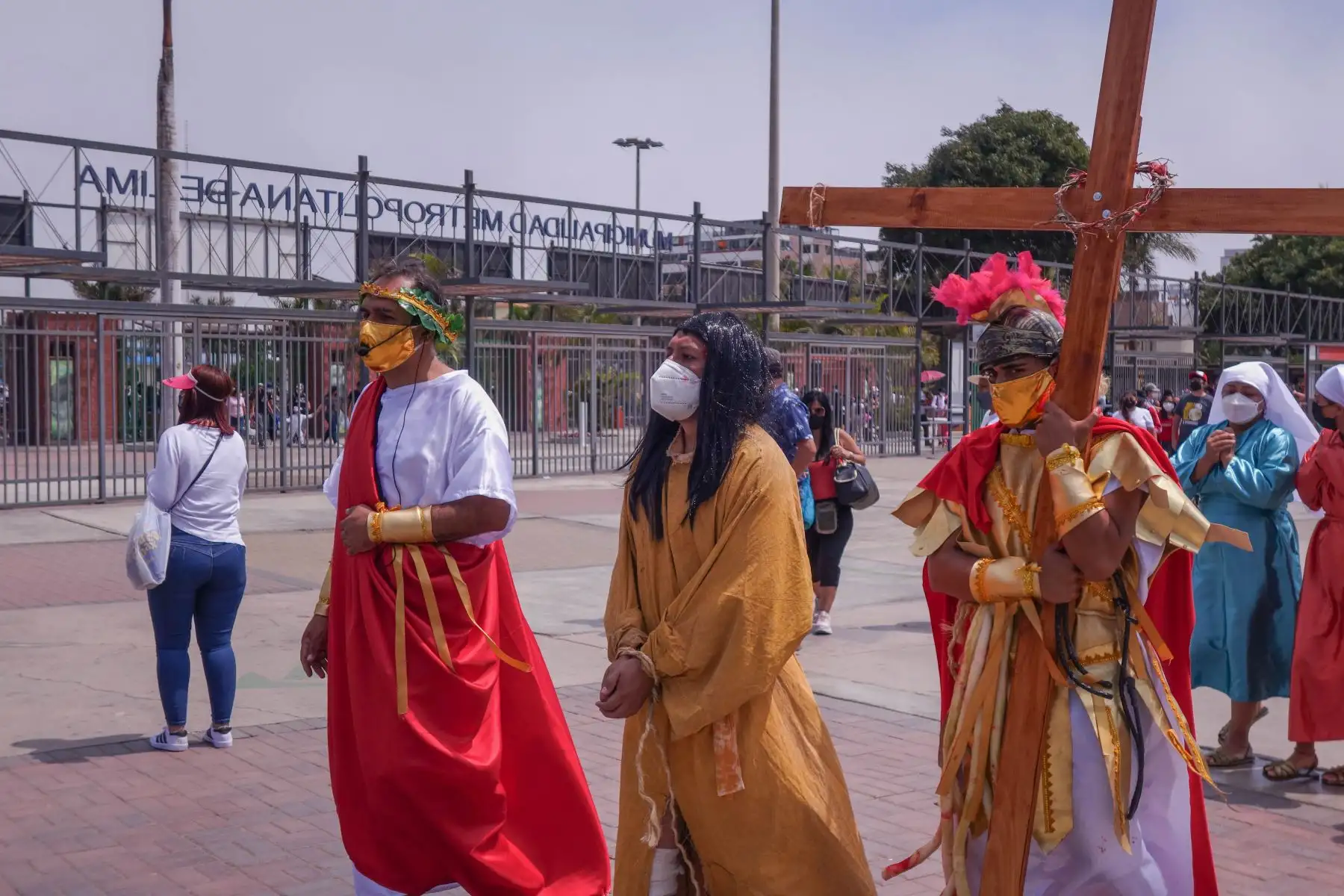 En el marco de las celebraciones por la Semana Santa, el Parque de las Leyendas de Lima realizó escenificación del vía crucis, los visitantes pudieron seguir el recorrido de Jesús por las 14 estaciones, desde el Patio Central hasta la zona Sierra del recinto.
Foto: ANDINA/ Valery Díaz