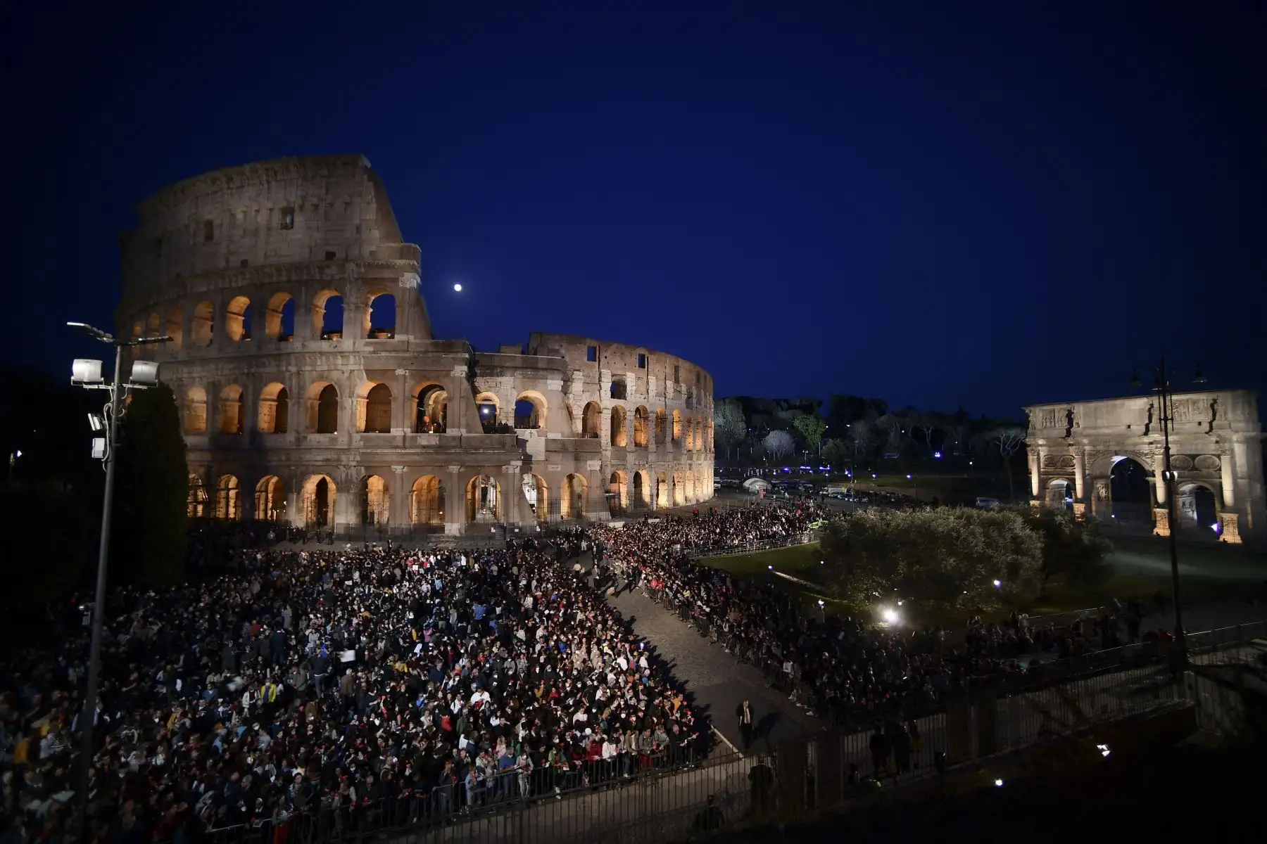 Fieles cristianos se reúnen junto al monumento del Coliseo para asistir al Vía Crucis presidido por el Papa el Viernes Santo, 15 de abril de 2022 en Roma.
Foto: ANDINA/ AFP