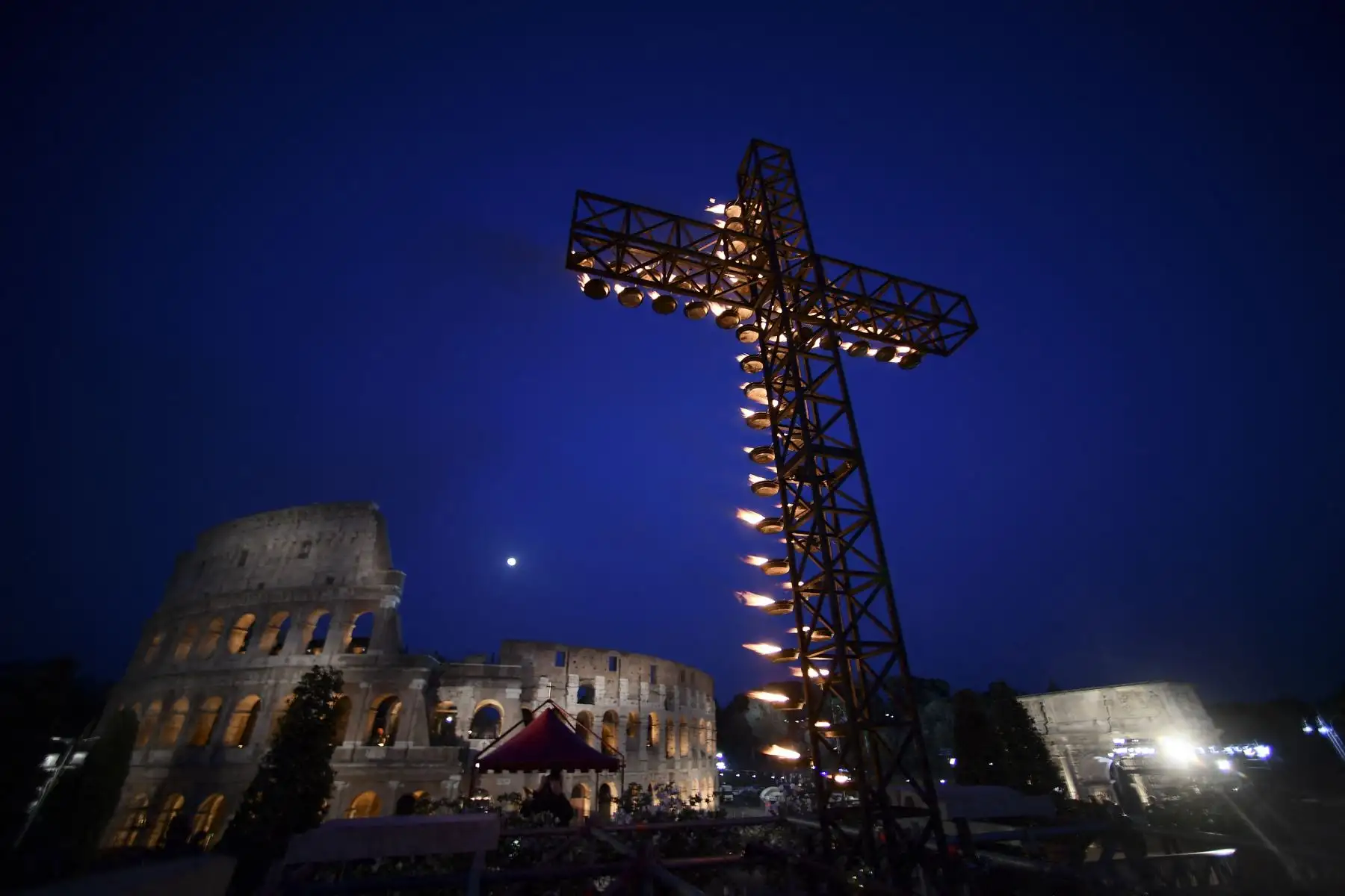 Fieles cristianos se reúnen junto al monumento del Coliseo para asistir al Vía Crucis presidido por el Papa el Viernes Santo, 15 de abril de 2022 en Roma.
Foto: ANDINA/ AFP