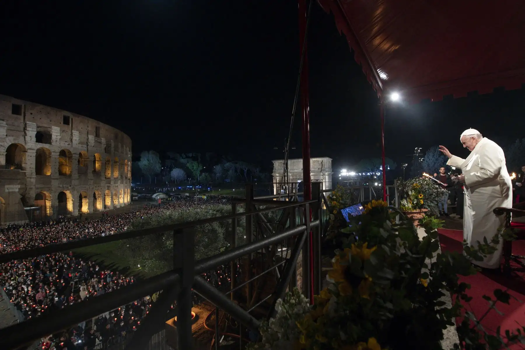 El Papa Francisco saludando a los fieles reunidos junto al monumento del Coliseo en Roma, durante el Vía Crucis presidido por el Papa el Viernes Santo. Foto: ANDINA/AFP