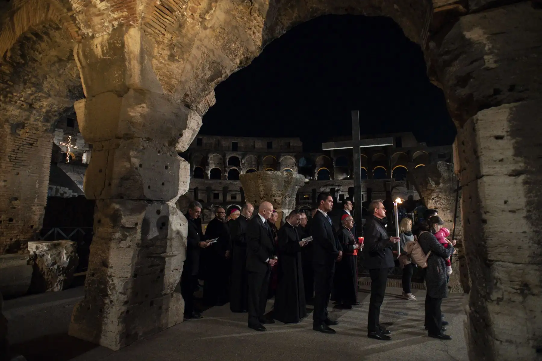 Fieles cristianos sosteniendo la cruz durante las Estaciones de la Cruz en el monumento del Coliseo en Roma, como parte del Vía Crucis presidido por el Papa el Viernes Santo.
Foto: ANDINA/AFP
