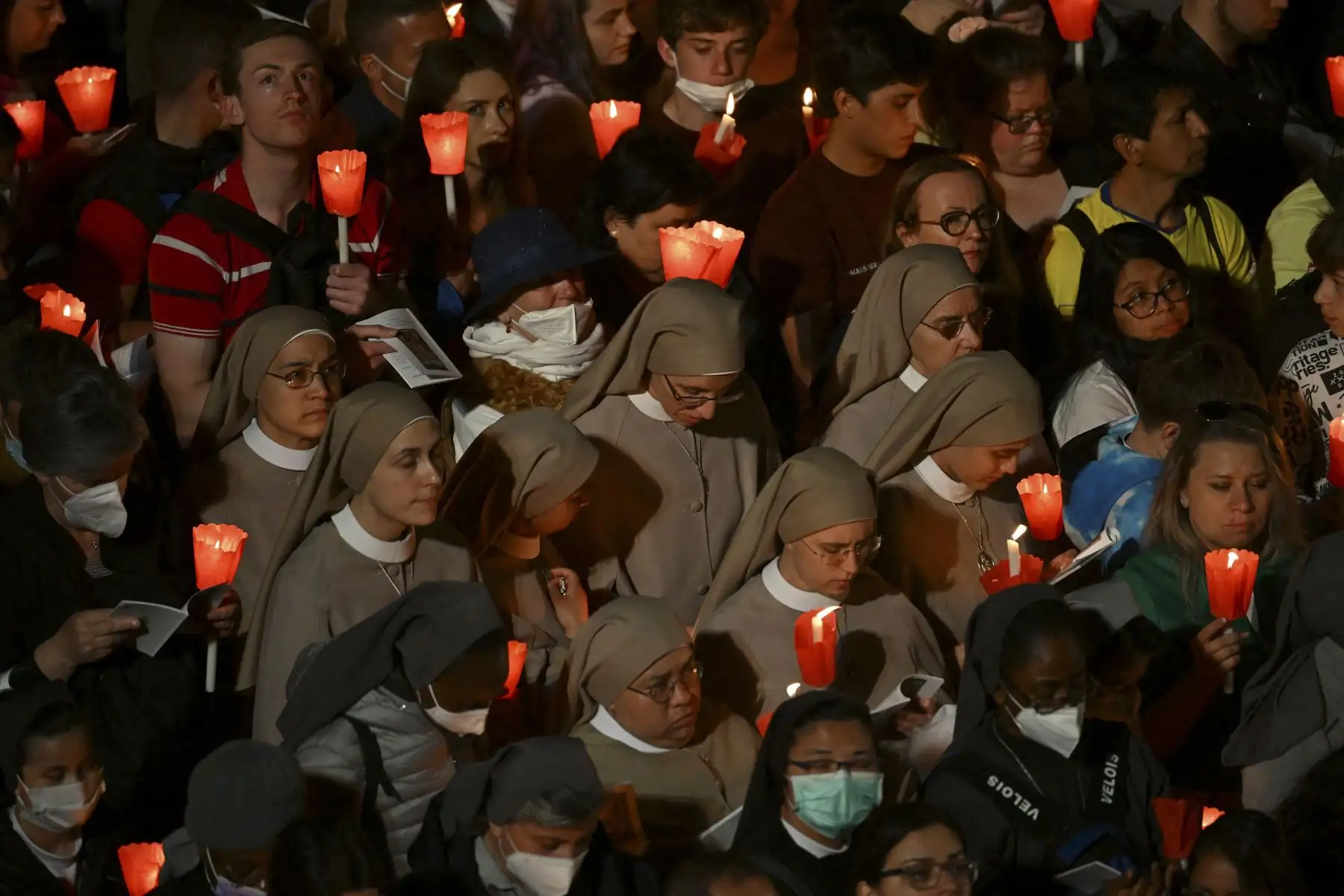 Fieles cristianos se reúnen junto al monumento del Coliseo para asistir al Vía Crucis presidido por el Papa el Viernes Santo, 15 de abril de 2022 en Roma.
Foto: ANDINA/ AFP