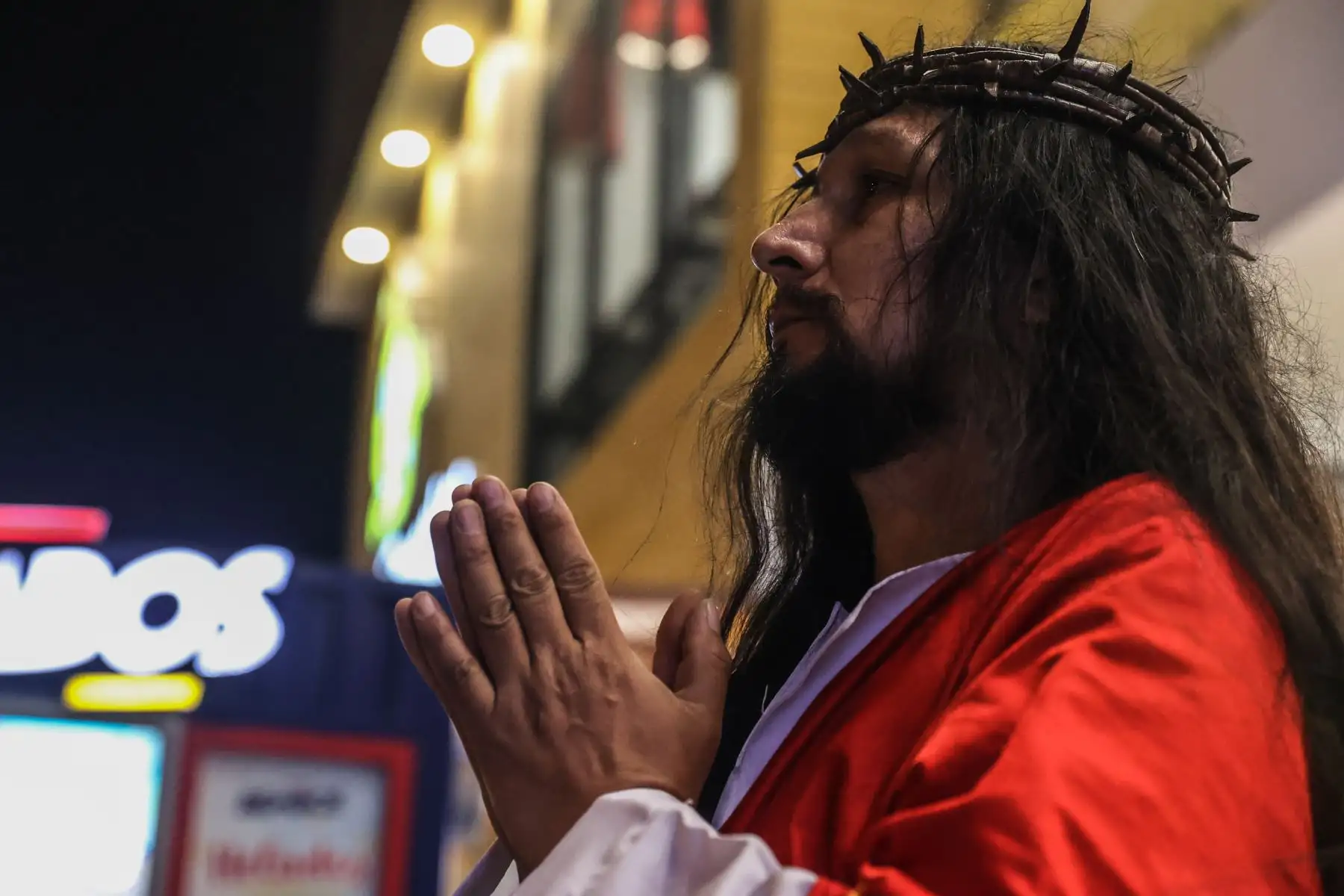 Israel Alarcón Leguía, más conocido como el Jesús de Huaycán, escenificó el recorrido por 3 estaciones de la Pasión de Cristo, bajo la atenta mirada de los asistentes al mall Qhatu Plaza, de Ate, como parte de las actividades de este Viernes Santo. 
Foto: ANDINA/Melina Mejía