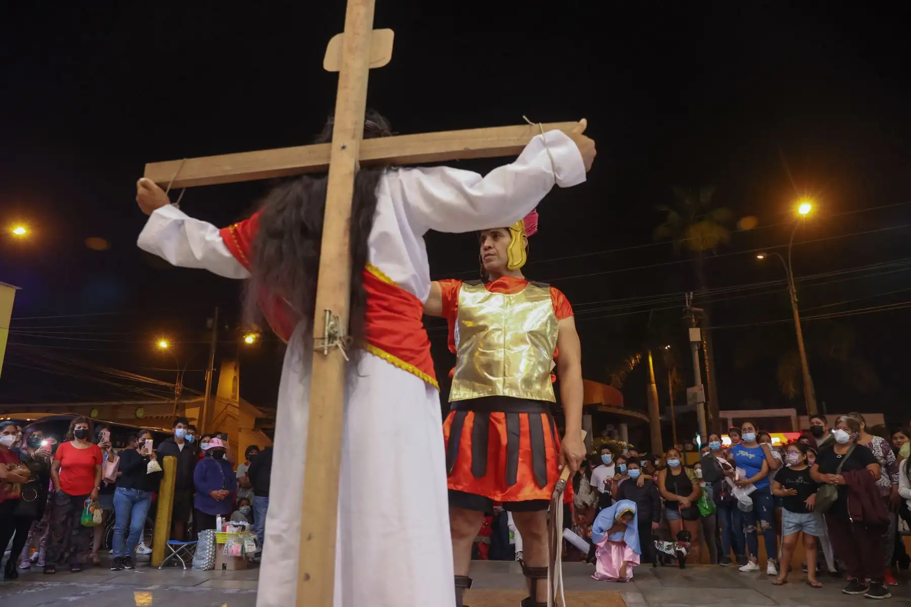 Israel Alarcón Leguía, más conocido como el Jesús de Huaycán, escenificó el recorrido por 3 estaciones de la Pasión de Cristo, bajo la atenta mirada de los asistentes al mall Qhatu Plaza, de Ate, como parte de las actividades de este Viernes Santo. 
Foto: ANDINA/Melina Mejía