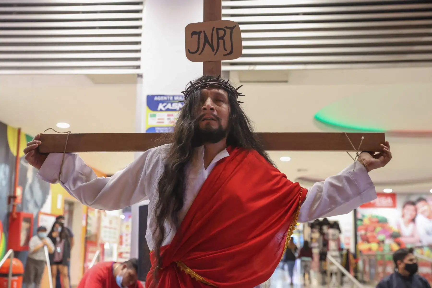 Israel Alarcón Leguía, más conocido como el Jesús de Huaycán, escenificó el recorrido por 3 estaciones de la Pasión de Cristo, bajo la atenta mirada de los asistentes al mall Qhatu Plaza, de Ate, como parte de las actividades de este Viernes Santo. 
Foto: ANDINA/Melina Mejía