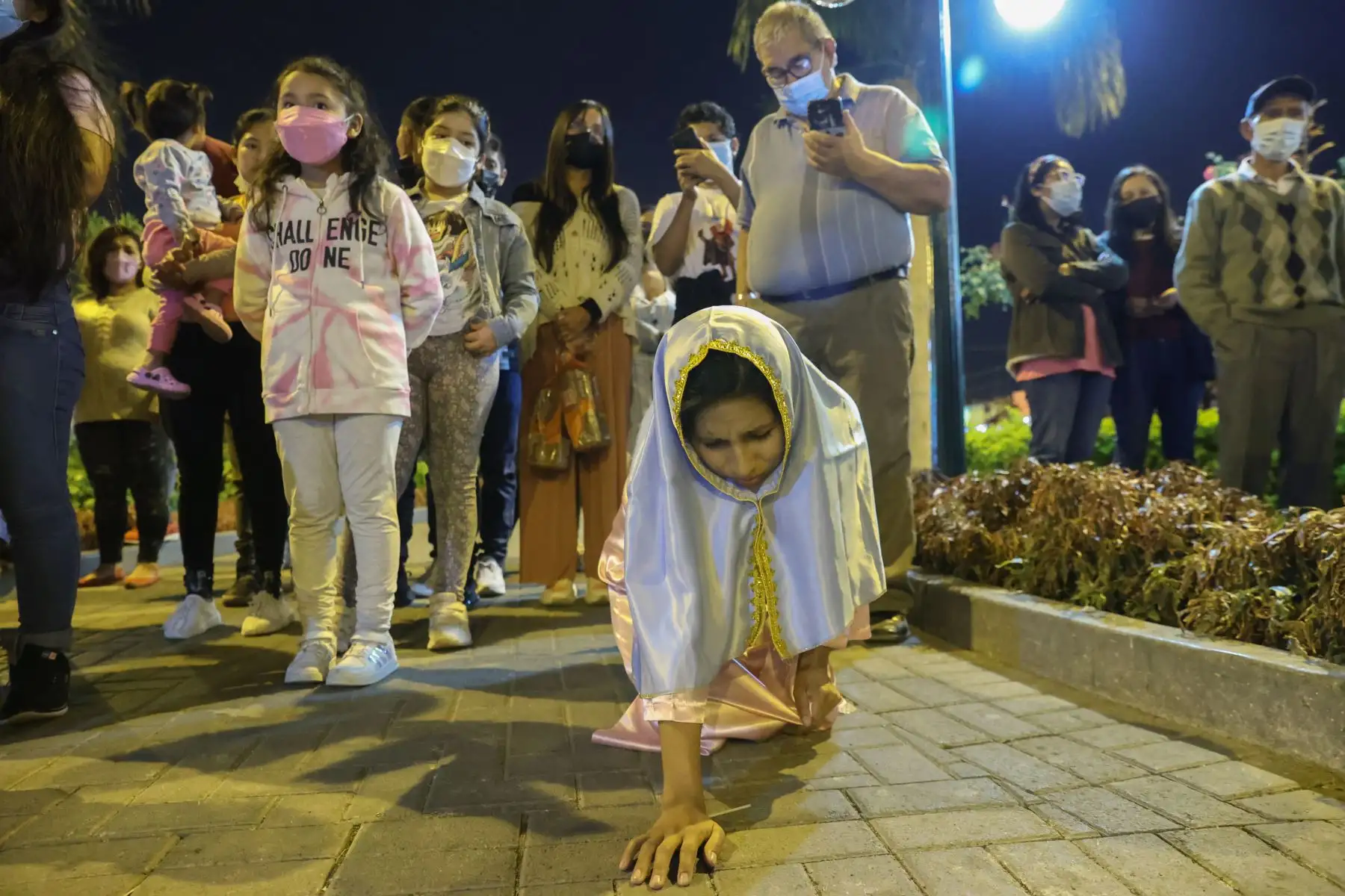 Israel Alarcón Leguía, más conocido como el Jesús de Huaycán, escenificó el recorrido por 3 estaciones de la Pasión de Cristo, bajo la atenta mirada de los asistentes al mall Qhatu Plaza, de Ate, como parte de las actividades de este Viernes Santo. 
Foto: ANDINA/Melina Mejía