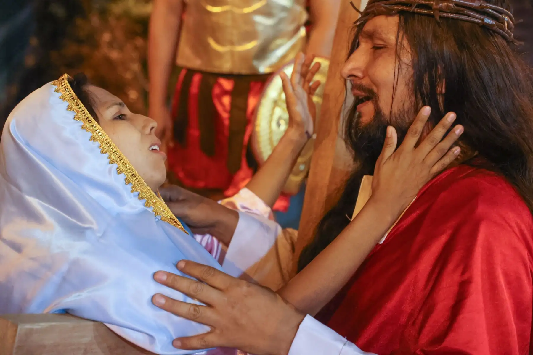 Israel Alarcón Leguía, más conocido como el Jesús de Huaycán, escenificó el recorrido por 3 estaciones de la Pasión de Cristo, bajo la atenta mirada de los asistentes al mall Qhatu Plaza, de Ate, como parte de las actividades de este Viernes Santo. 
Foto: ANDINA/Melina Mejía