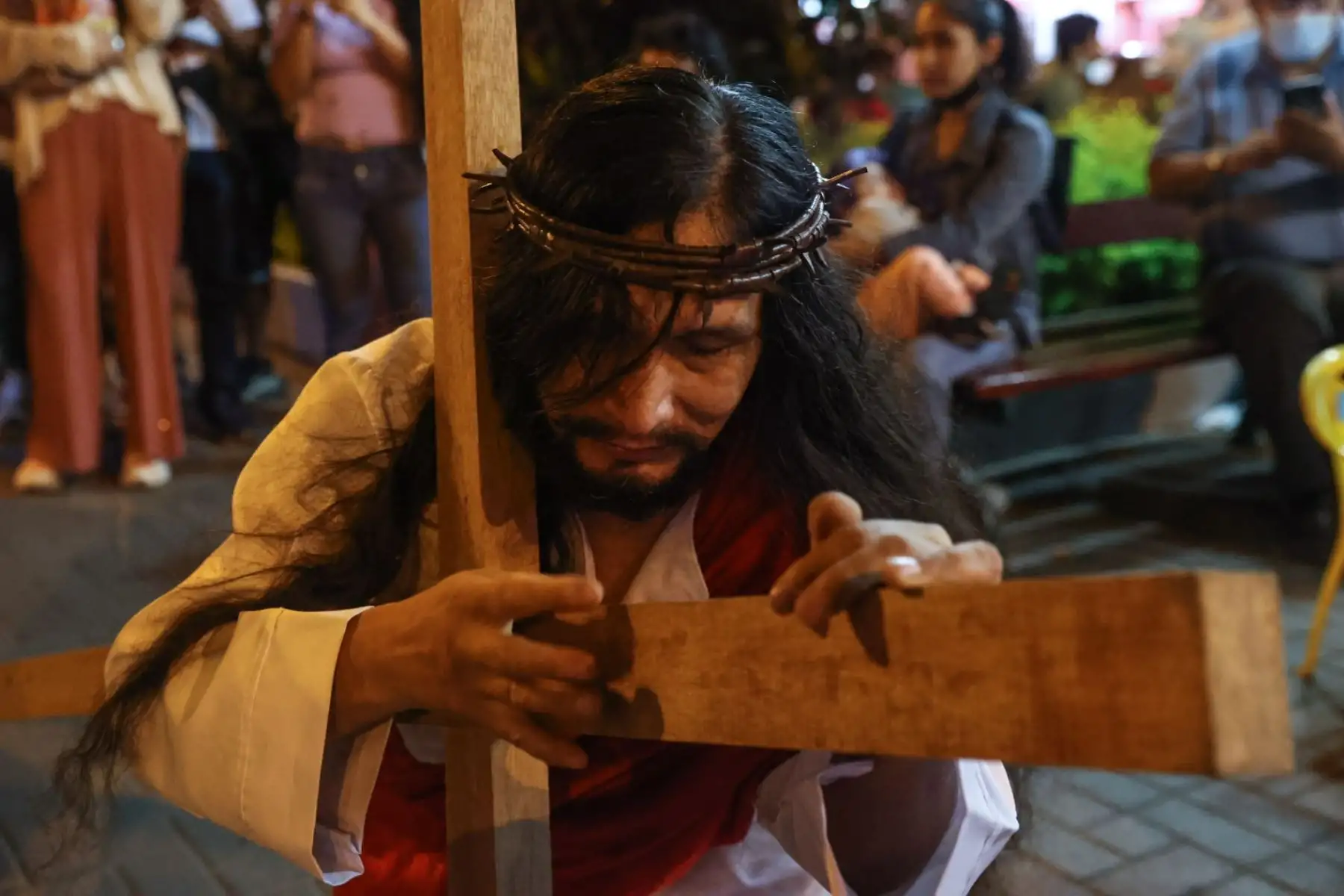 Israel Alarcón Leguía, más conocido como el Jesús de Huaycán, escenificó el recorrido por 3 estaciones de la Pasión de Cristo, bajo la atenta mirada de los asistentes al mall Qhatu Plaza, de Ate, como parte de las actividades de este Viernes Santo. 
Foto: ANDINA/Melina Mejía