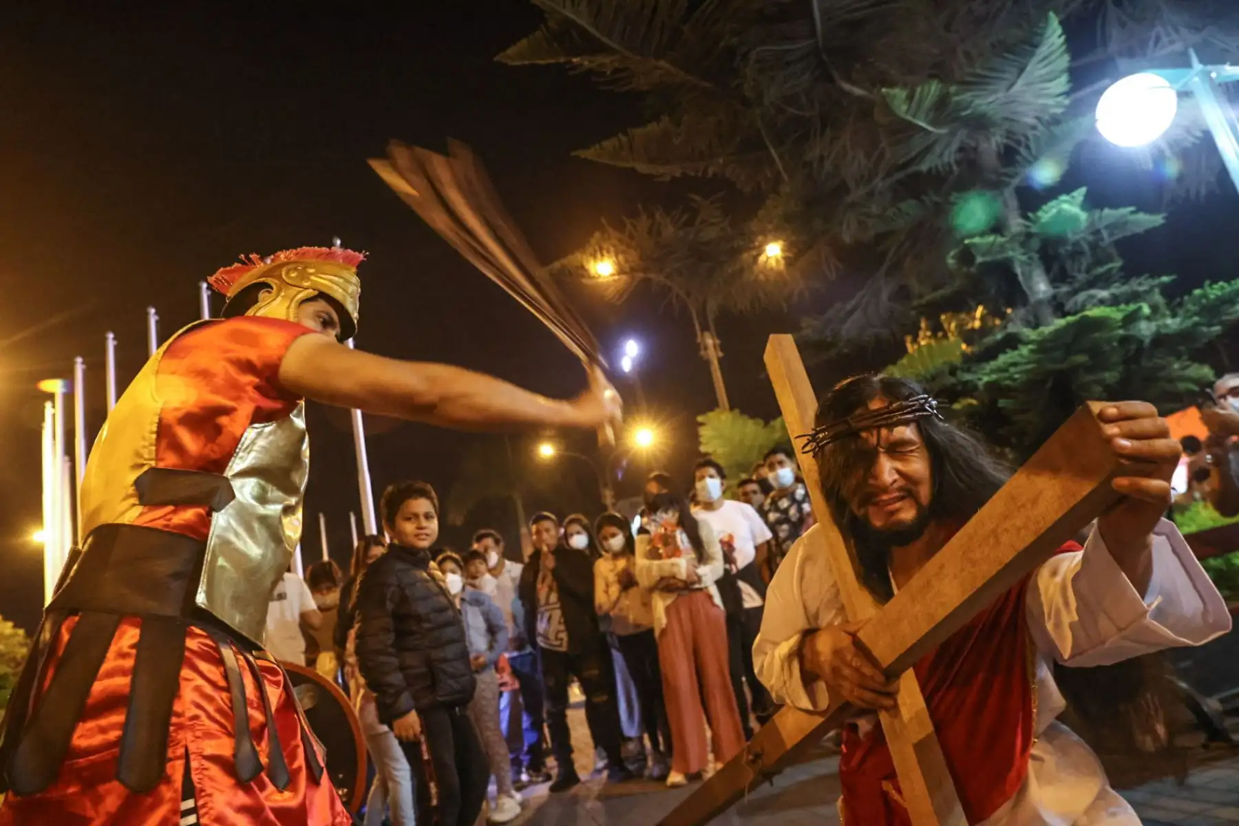 Israel Alarcón Leguía, más conocido como el Jesús de Huaycán, escenificó el recorrido por 3 estaciones de la Pasión de Cristo, bajo la atenta mirada de los asistentes al mall Qhatu Plaza, de Ate, como parte de las actividades de este Viernes Santo. 
Foto: ANDINA/Melina Mejía