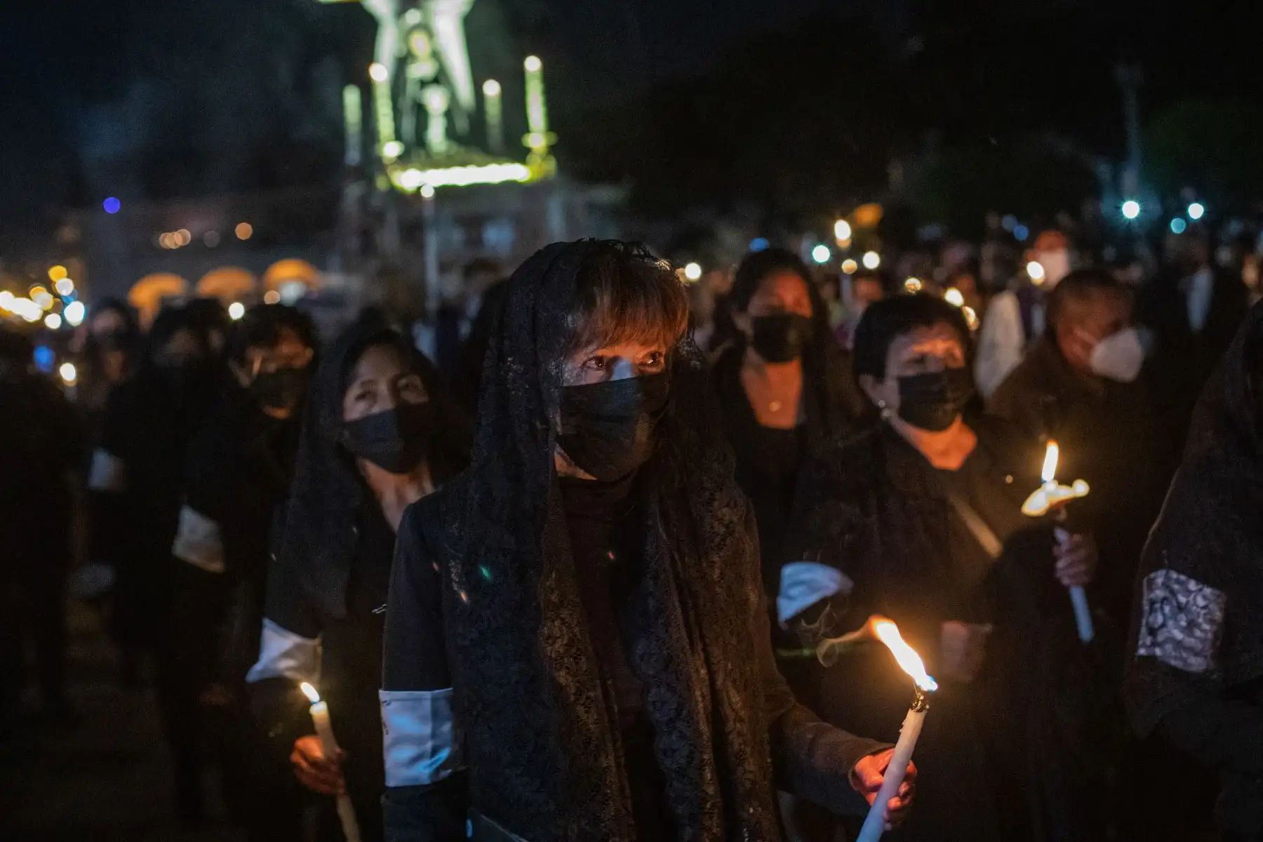 Vestidos de negro, con las calles a oscuras y solo velas encendidas en señal de duelo, miles de fieles y turistas presenciaron una de las manifestaciones de fe más sobrecogedoras de la Semana Santa en esta región.
Foto: ANDINA/Carla Patiño