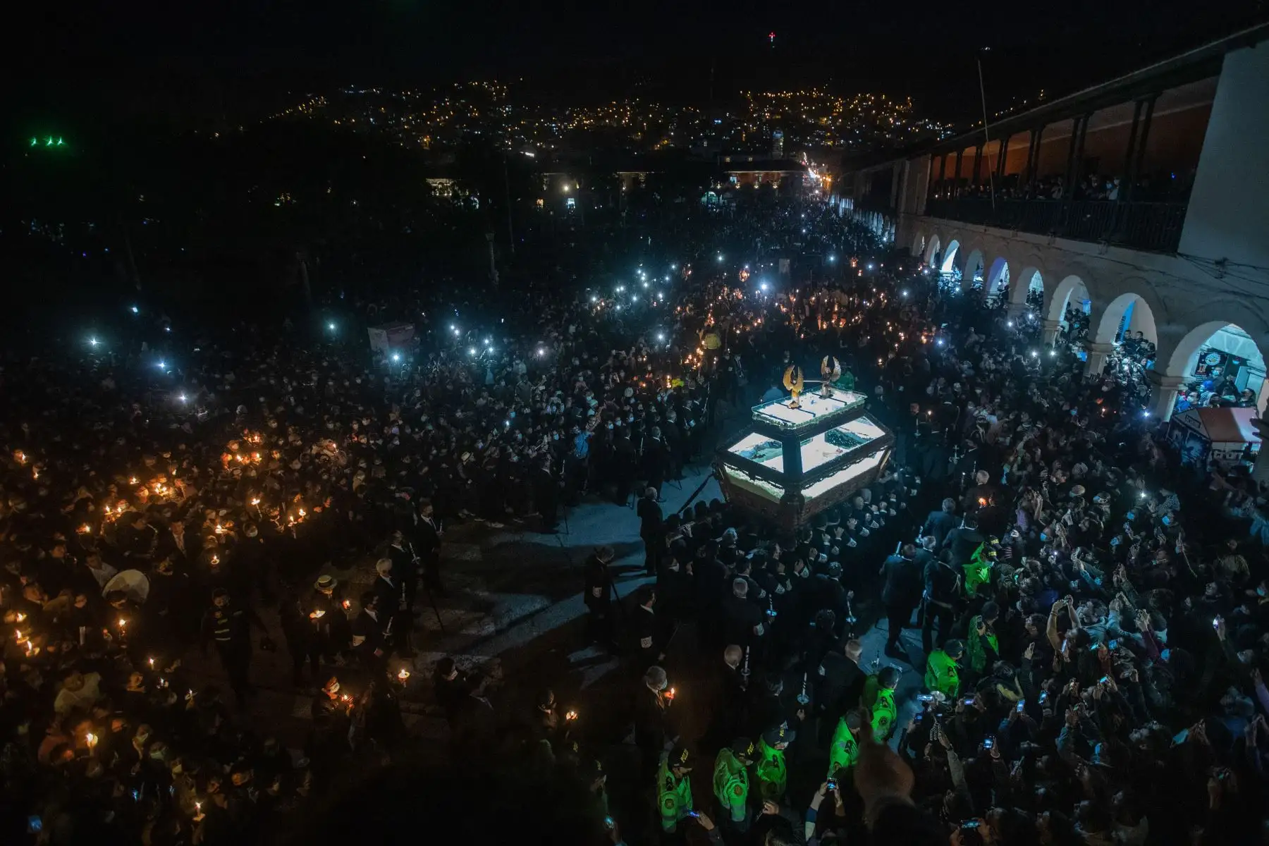 En penumbras, alumbrando solo con velas en señal de duelo, miles de devotos acompañan multitudinaria procesión del Santo Sepulcro en el perímetro de la Plaza de Armas de Huamanga, Ayacucho. Foto: ANDINA/Carla Patiño