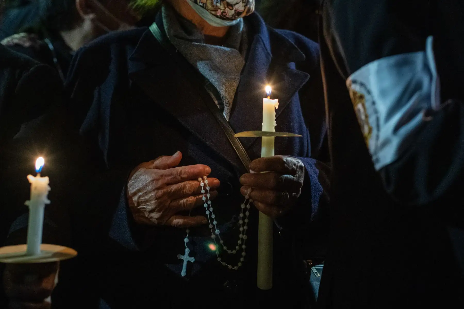 En penumbras, alumbrando solo con velas en señal de duelo, miles de devotos acompañan multitudinaria procesión del Santo Sepulcro en el perímetro de la Plaza de Armas de Huamanga, Ayacucho. Foto: ANDINA/Carla Patiño