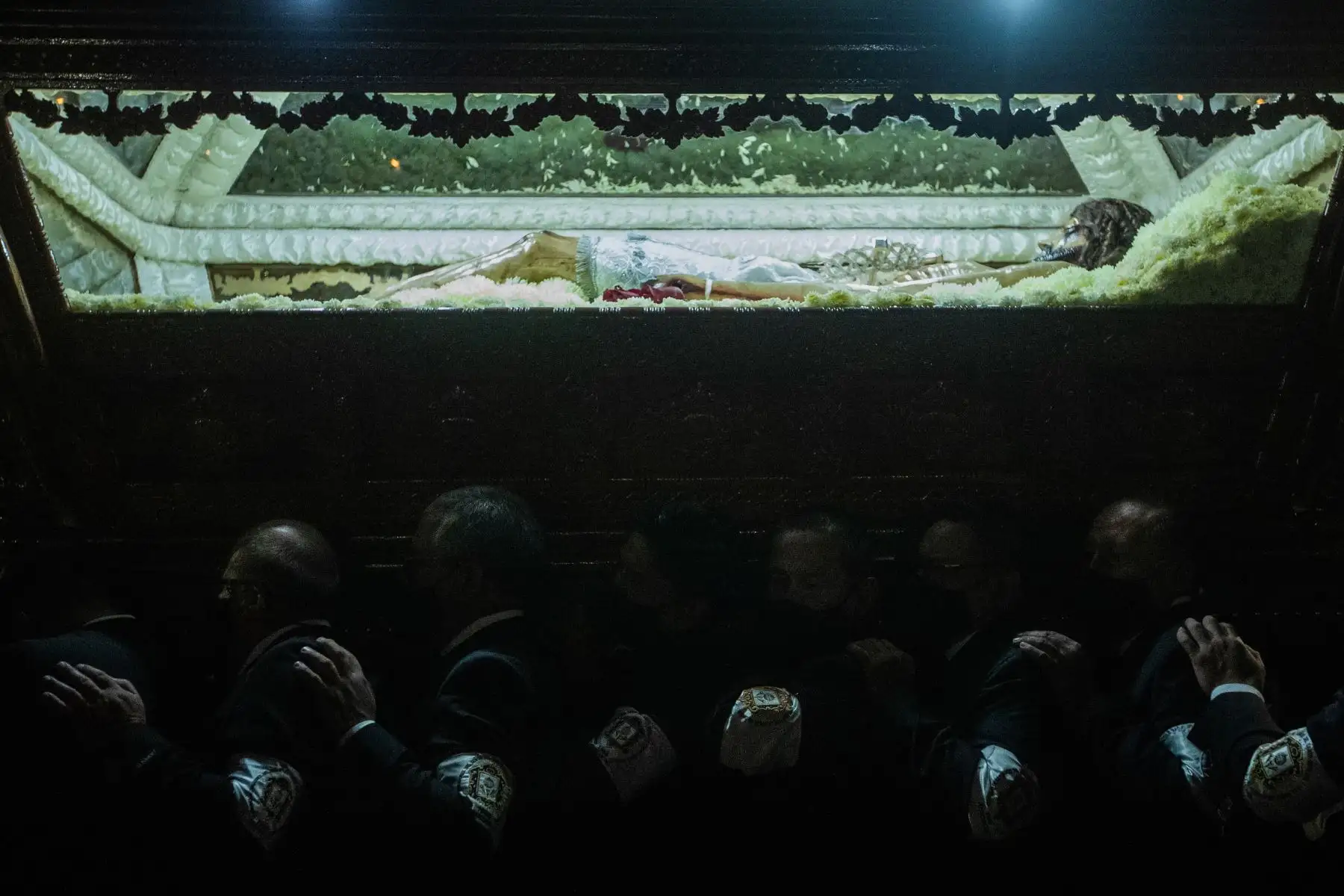 Después de 3 años, tras la pandemia, las andas del Señor del Santo Sepulcro y la Virgen Dolorosa salieron en procesión por la plaza mayor de Huamanga, en Ayacucho. Vestidos de negro, con las calles a oscuras y solo velas encendidas en señal de duelo, miles de fieles y turistas presenciaron una de las manifestaciones de fe más sobrecogedoras de la Semana Santa en esta región.
Foto: ANDINA/Carla Patiño