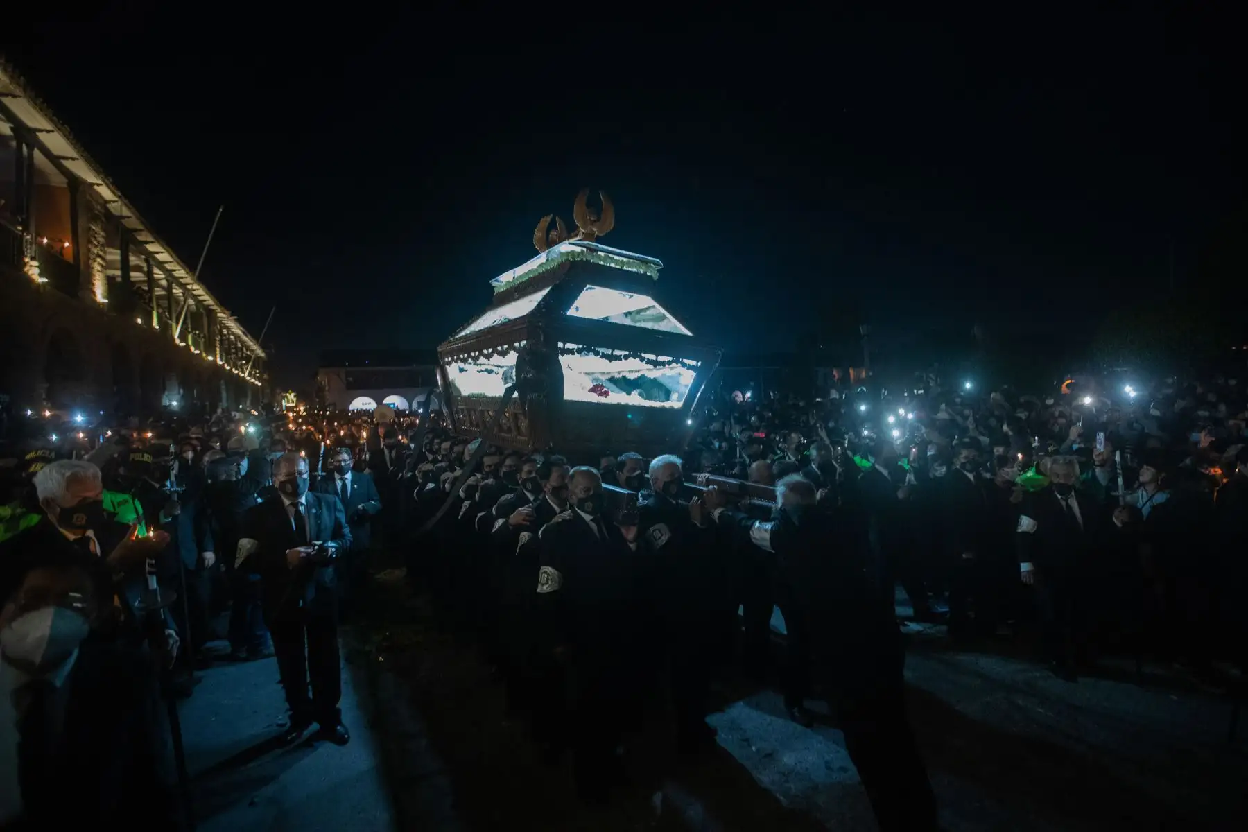 Después de 3 años, tras la pandemia, las andas del Señor del Santo Sepulcro y la Virgen Dolorosa salieron en procesión por la plaza mayor de Huamanga, en Ayacucho. Vestidos de negro, con las calles a oscuras y solo velas encendidas en señal de duelo, miles de fieles y turistas presenciaron una de las manifestaciones de fe más sobrecogedoras de la Semana Santa en esta región.