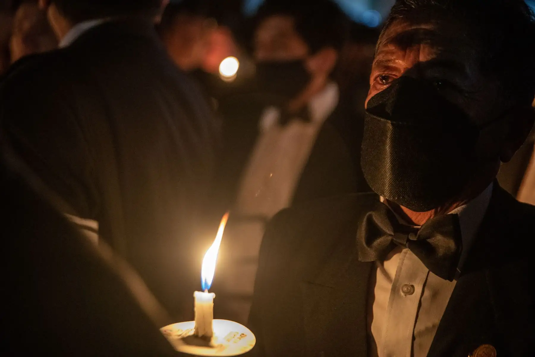 Vestidos de negro, con las calles a oscuras y solo velas encendidas en señal de duelo, miles de fieles y turistas presenciaron una de las manifestaciones de fe más sobrecogedoras de la Semana Santa en esta región.
Foto: ANDINA/Carla Patiño