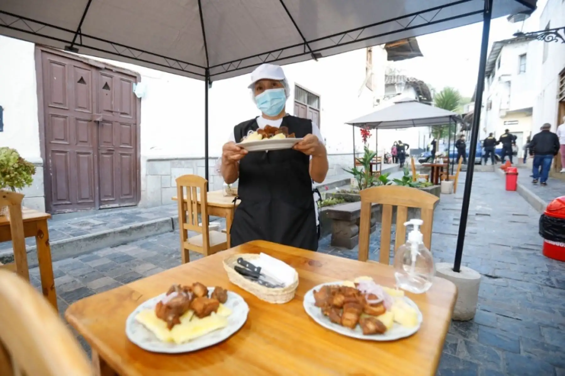 Los restaurantes y servicios afines de la ciudad de Cajamarca, que opten por usar espacios públicos colindantes como veredas, bermas u otros para atender al aire libre, deberán implementar la Guía de Terrazas Gastronómicas y Culturales, elaborada por el Ministerio de Vivienda, Construcción y Saneamiento