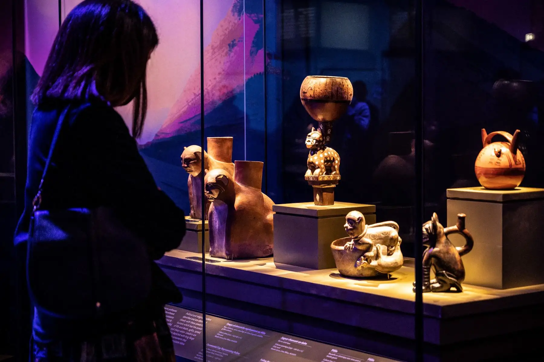 Un visitante observa las obras de arte exhibidas como parte de la exposición "Machu Picchu y los tesoros del Perú" en la "Cite de l