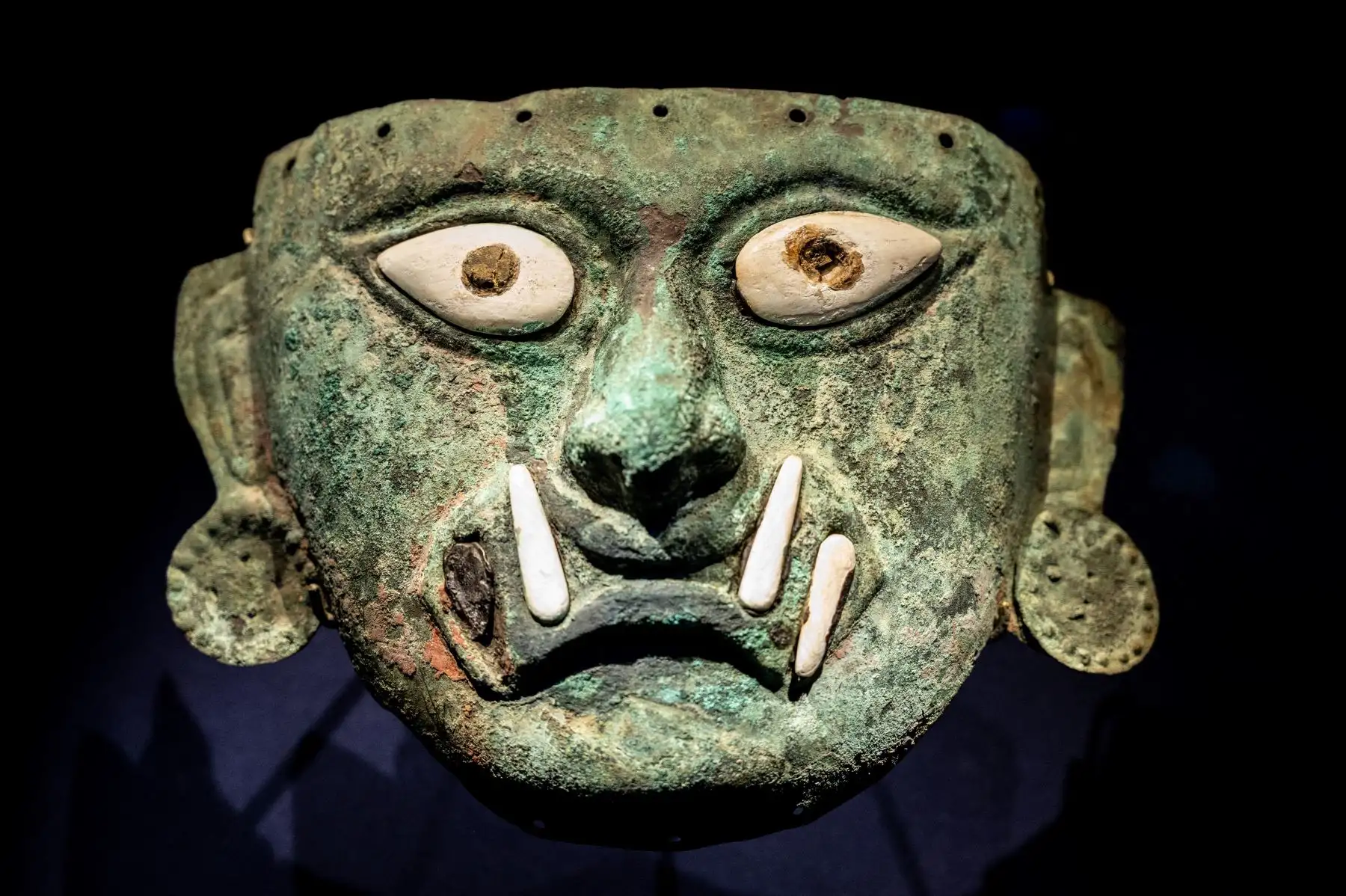 Las obras de arte se exhiben como parte de la exposición "Machu Picchu y los tesoros del Perú" en la "Cite de l