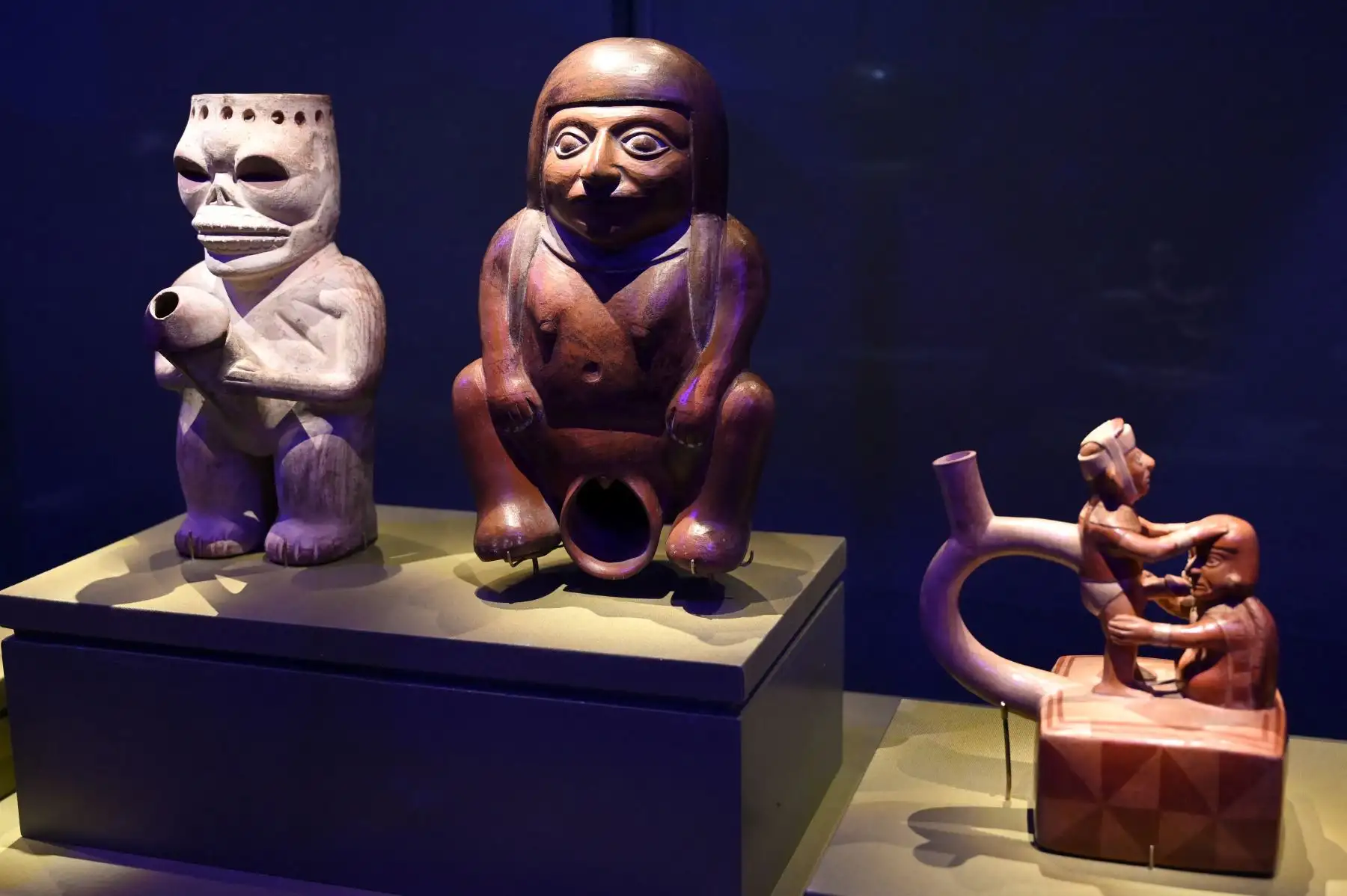 Las obras de arte se exhiben como parte de la exposición "Machu Picchu y los tesoros del Perú" en la "Cite de l