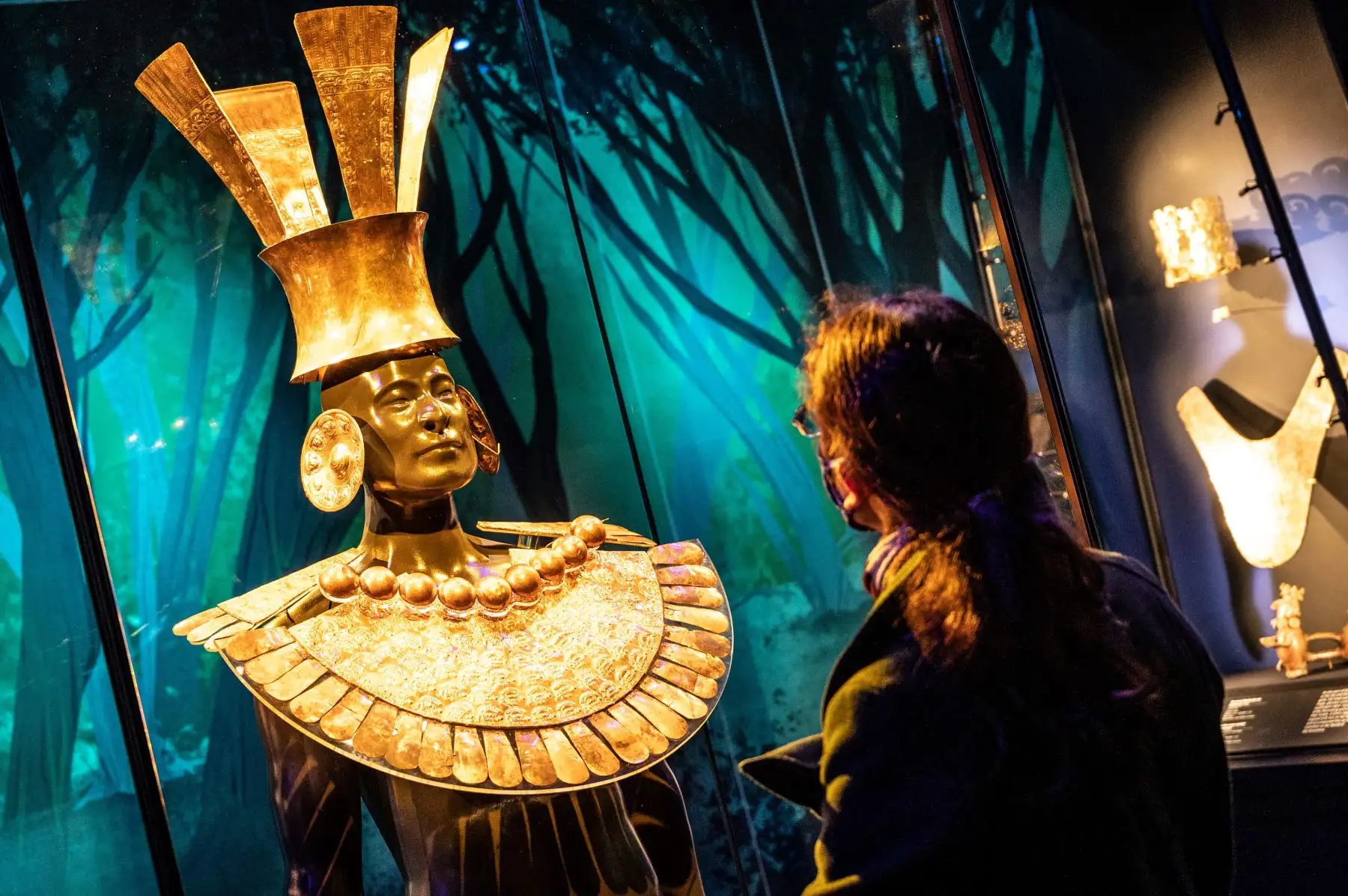 Las obras de arte se exhiben como parte de la exposición "Machu Picchu y los tesoros del Perú" en la "Cite de l