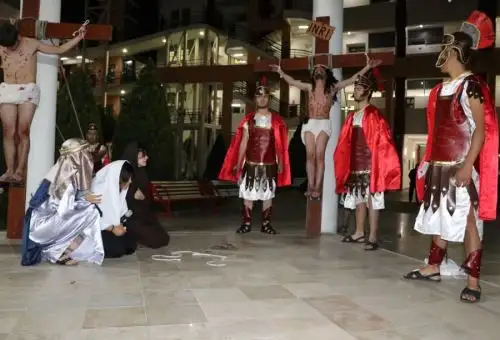 Estudiantes de la Universidad Católica de Santa María, en Arequipa, escenificaron el vía crucis de Jesús.