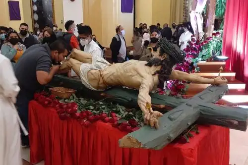 Los trujillanos participaron en Viernes Santo de la adoración de la cruz, ritual religioso presidido por el arzobispo metropolitano de Trujillo, Miguel Cabrejos Vidarte, en la Basilica Menor de Trujillo, en la región La Libertad. Foto: Luis Puell